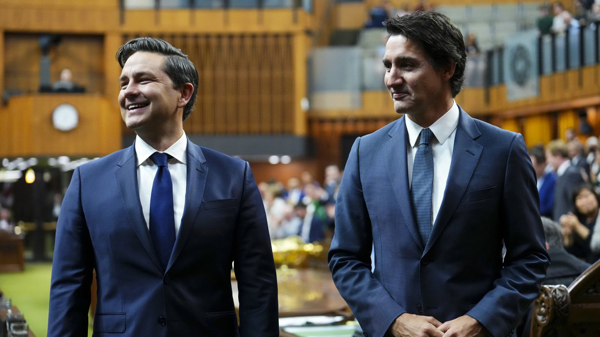 Le premier ministre Justin Trudeau et le chef conservateur Pierre Poilievre sur la Colline du Parlement à Ottawa le mardi 3 octobre 2023.