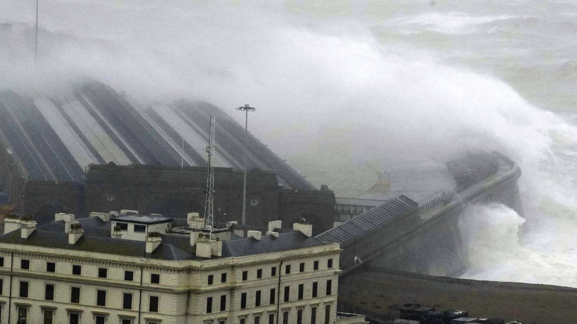 La tempête Ciaran a généré des vents puissants et des vagues monstrueuses le long de la côte sud de l'Angleterre. 