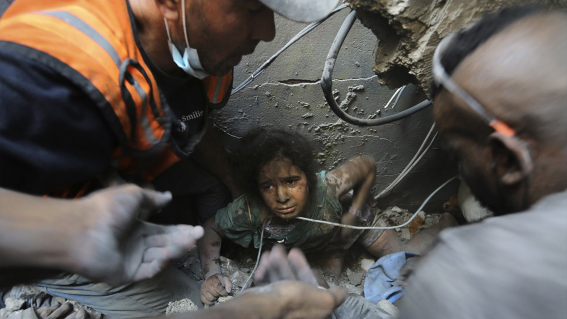 Des Palestiniens tentent de sortir une fille des décombres d’un bâtiment détruit par les frappes aériennes israéliennes dans le camp de réfugiés de Jabaliya, au nord de la bande de Gaza, le mercredi 1er novembre 2023.