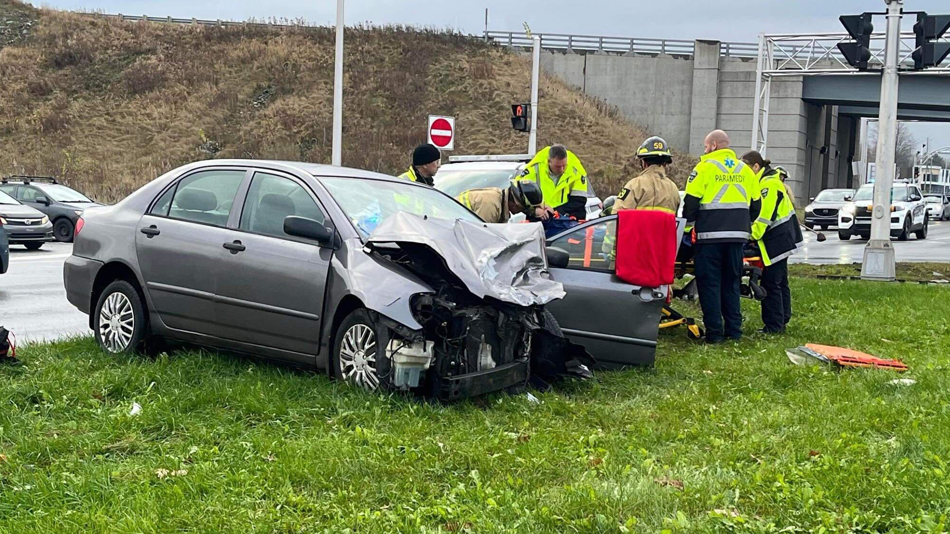 Trois dames ont été transportées vers un centre hospitalier à la suite d’une violente collision entre deux véhicules survenue samedi matin, à Sherbrooke.