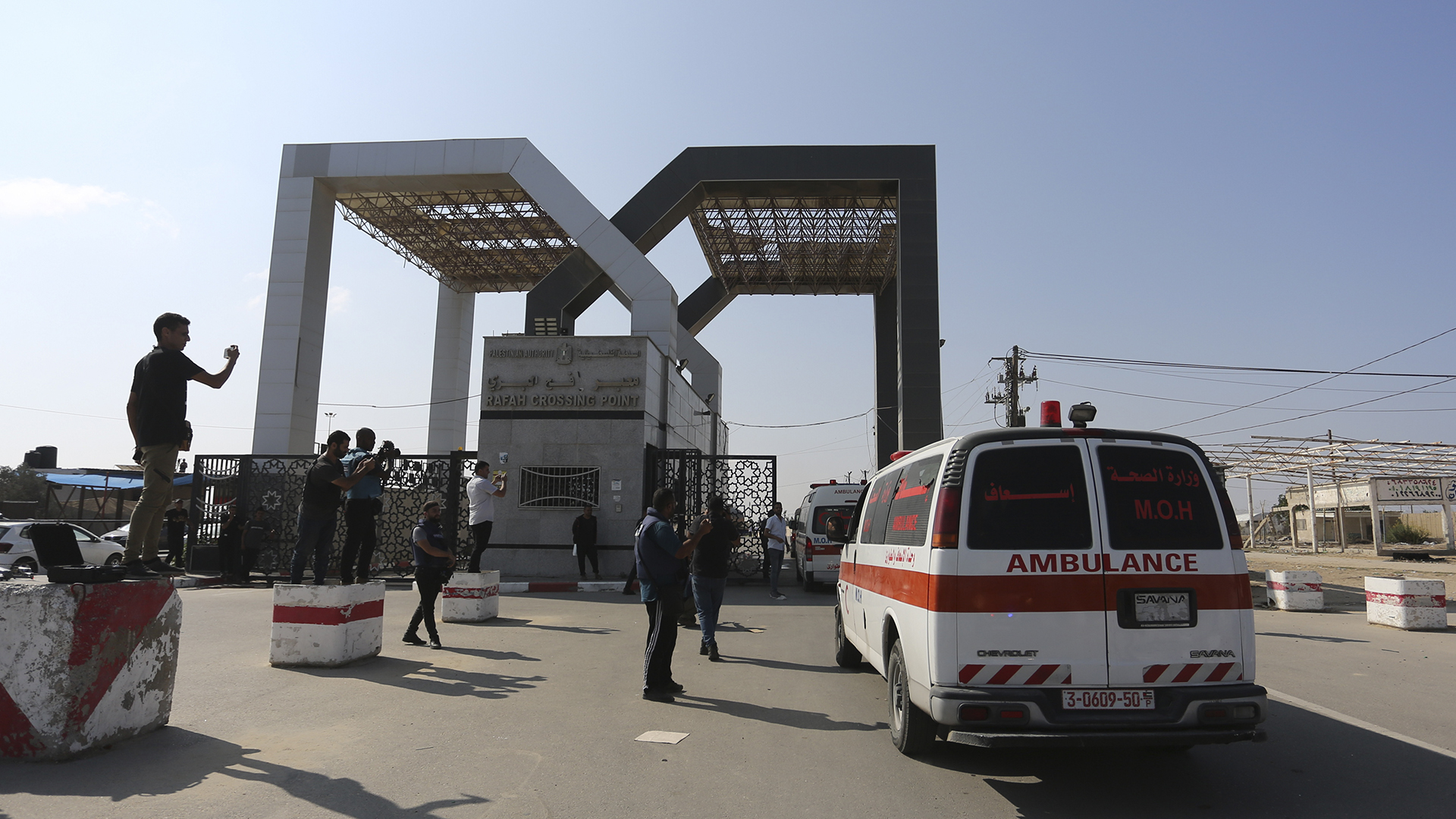 Des ambulances palestiniennes transportant des personnes blessées lors des bombardements israéliens sur la bande de Gaza arrivent au poste frontière avec l'Égypte le 1er novembre 2023.