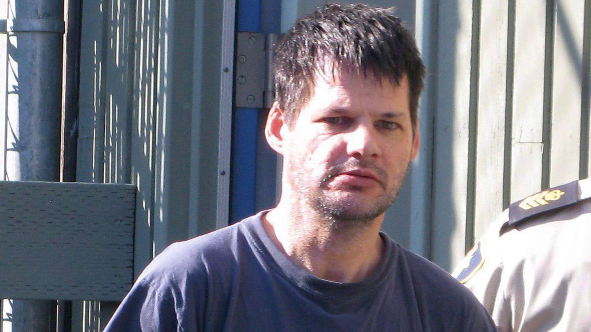 Le ravisseur d'enfants accusé Randall Hopley est emmené hors du palais de justice de Cranbrook, en Colombie-Britannique, le 14 septembre 2011.