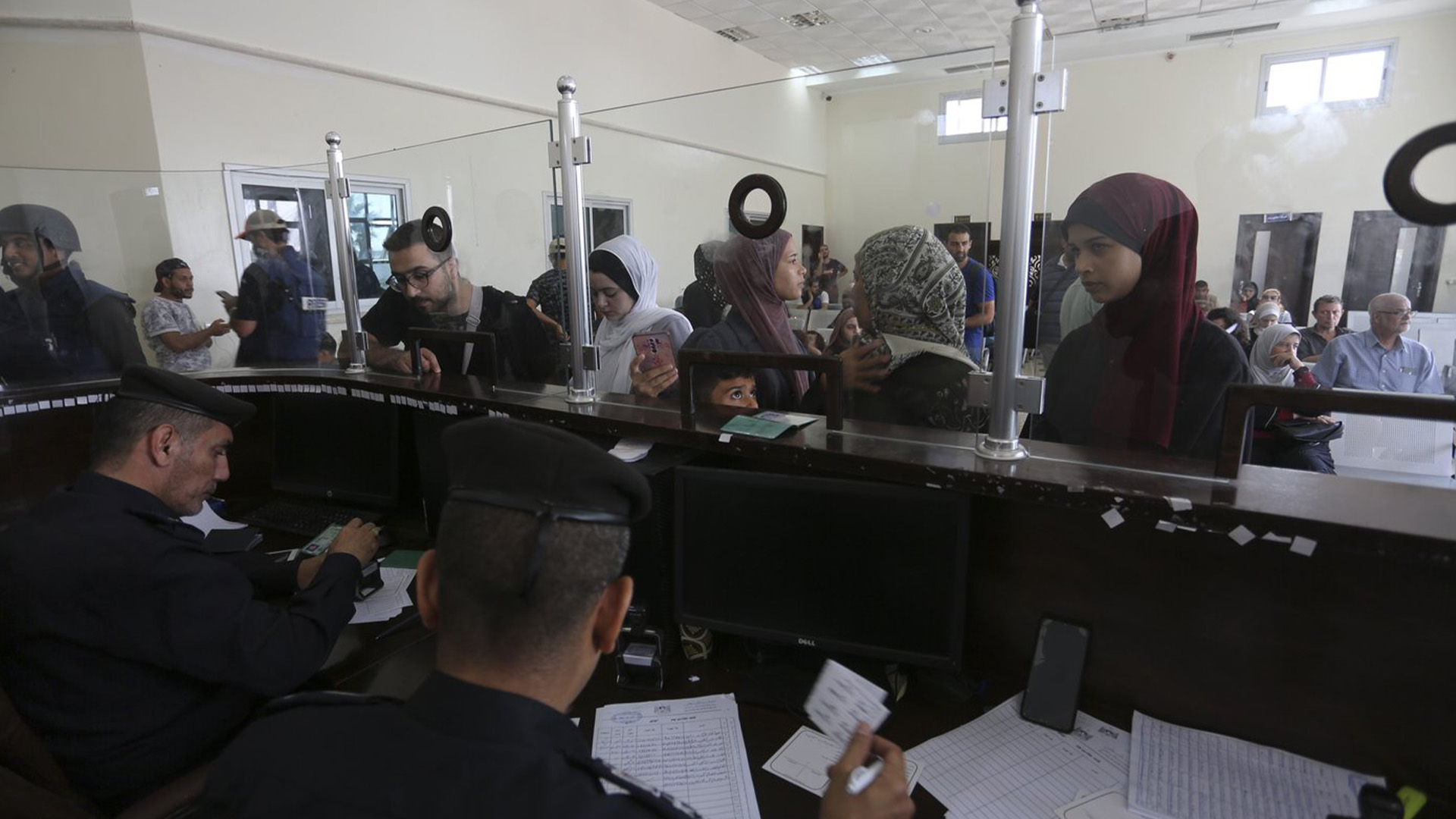 Les Canadiens coincés dans la bande de Gaza à qui on avait précédemment dit qu'ils pourraient être autorisés à sortir pendant le week-end le feront devront attendre plus longtemps pour pouvoir s'échapper du territoire palestinien assiégé. |  Les Palestiniens ayant une double nationalité s'inscrivent pour traverser la frontière vers l'Égypte du côté de la bande de Gaza à Rafah, le jeudi 2 novembre 2023.