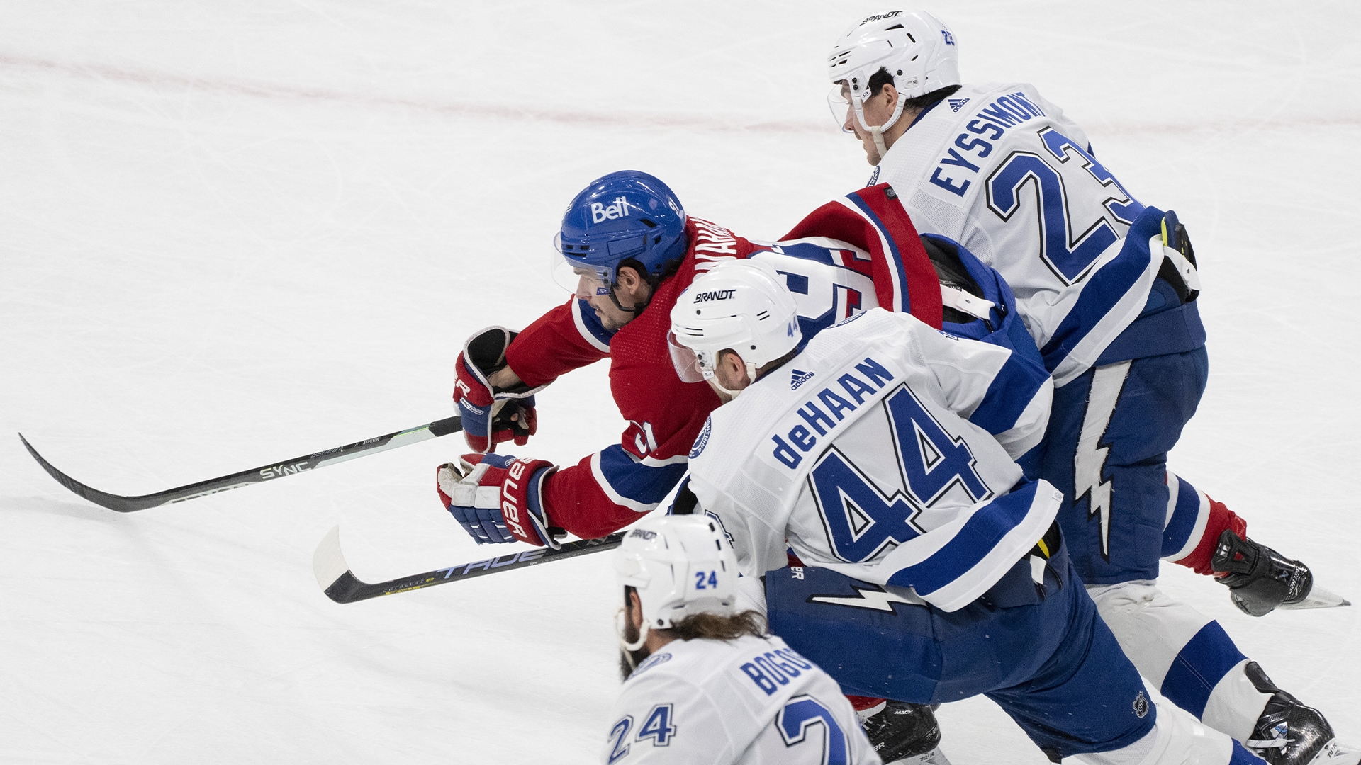 Sean Monahan (91) des Canadiens de Montréal tente de déjouer Calvin de Haan (44) et Michael Eyssimont (23) du Lightning de Tampa Bay lors de la première période de hockey de la LNH à Montréal, le 7 novembre 2023. 