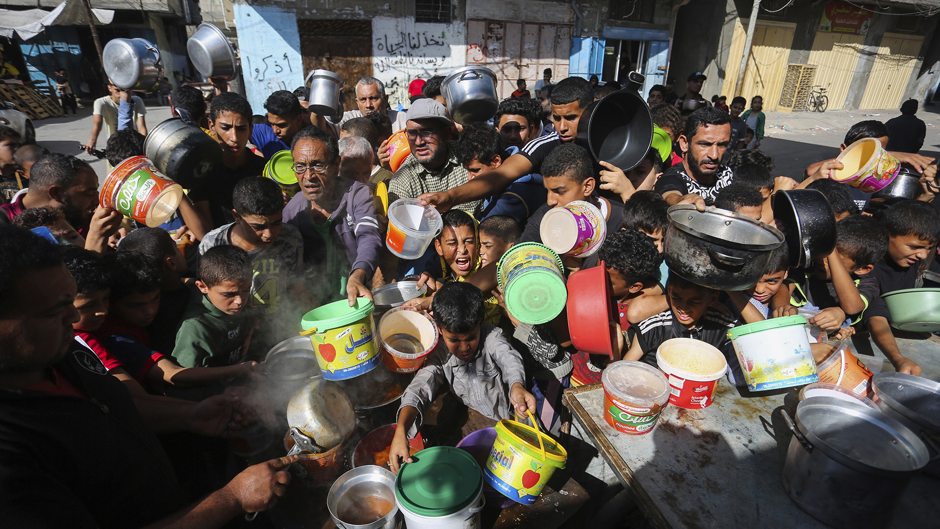 Les Palestiniens se sont rassemblés en attendant la distribution de nourriture à Rafah, dans le sud de la bande de Gaza, le mercredi 8 novembre 2023. Depuis le début de la guerre entre Israël et le Hamas, Israël a limité la quantité de nourriture et d'eau autorisée à entrer sur le territoire, provoquant famine généralisée dans toute la bande de Gaza.