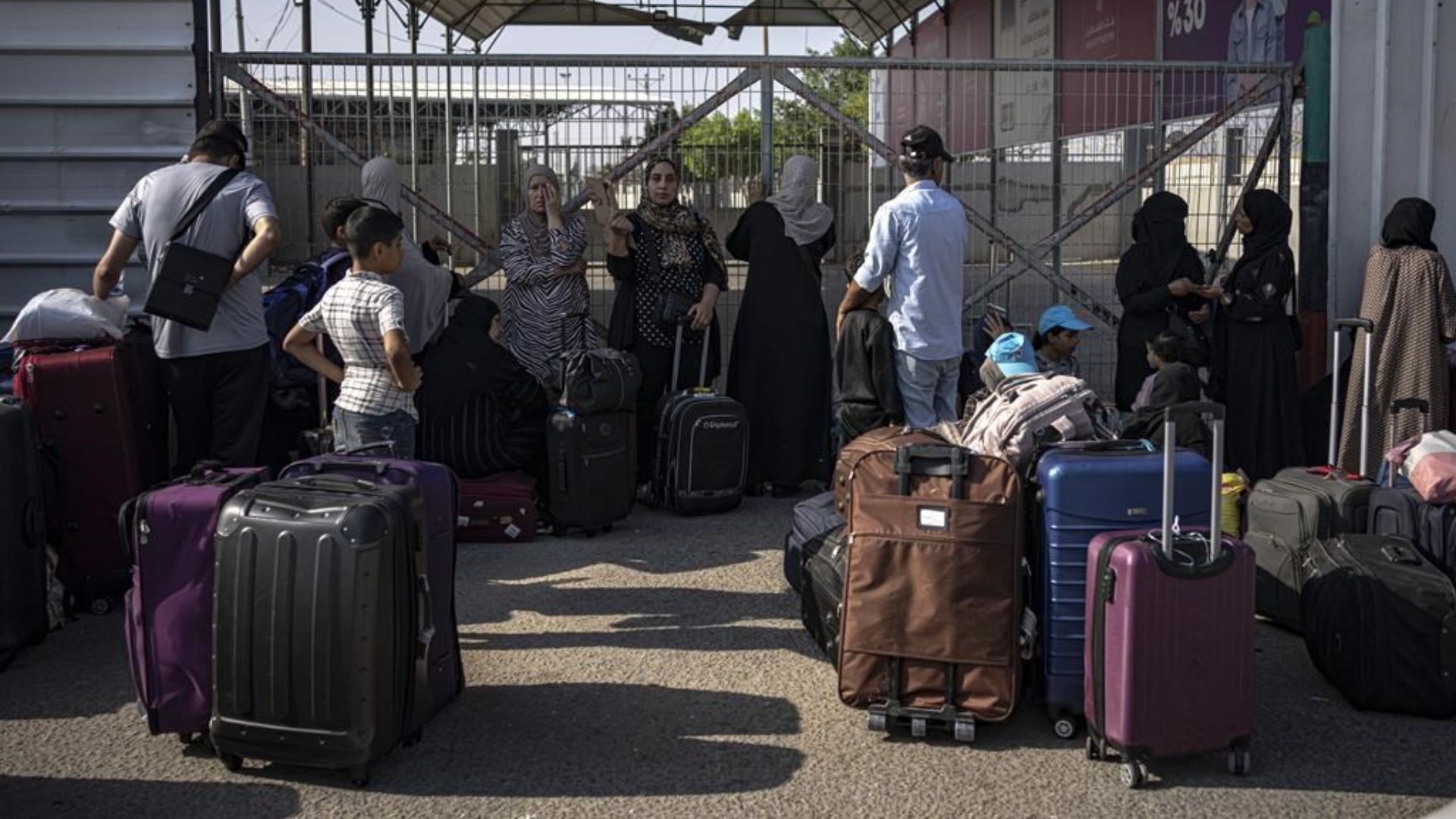 Affaires mondiales Canada assure que des agents consulaires sont présents à la frontière pour aider les ressortissants canadiens à se rendre en autobus jusqu'au Caire et, ensuite, à les aider à poursuivre leur voyage vers le Canada.
