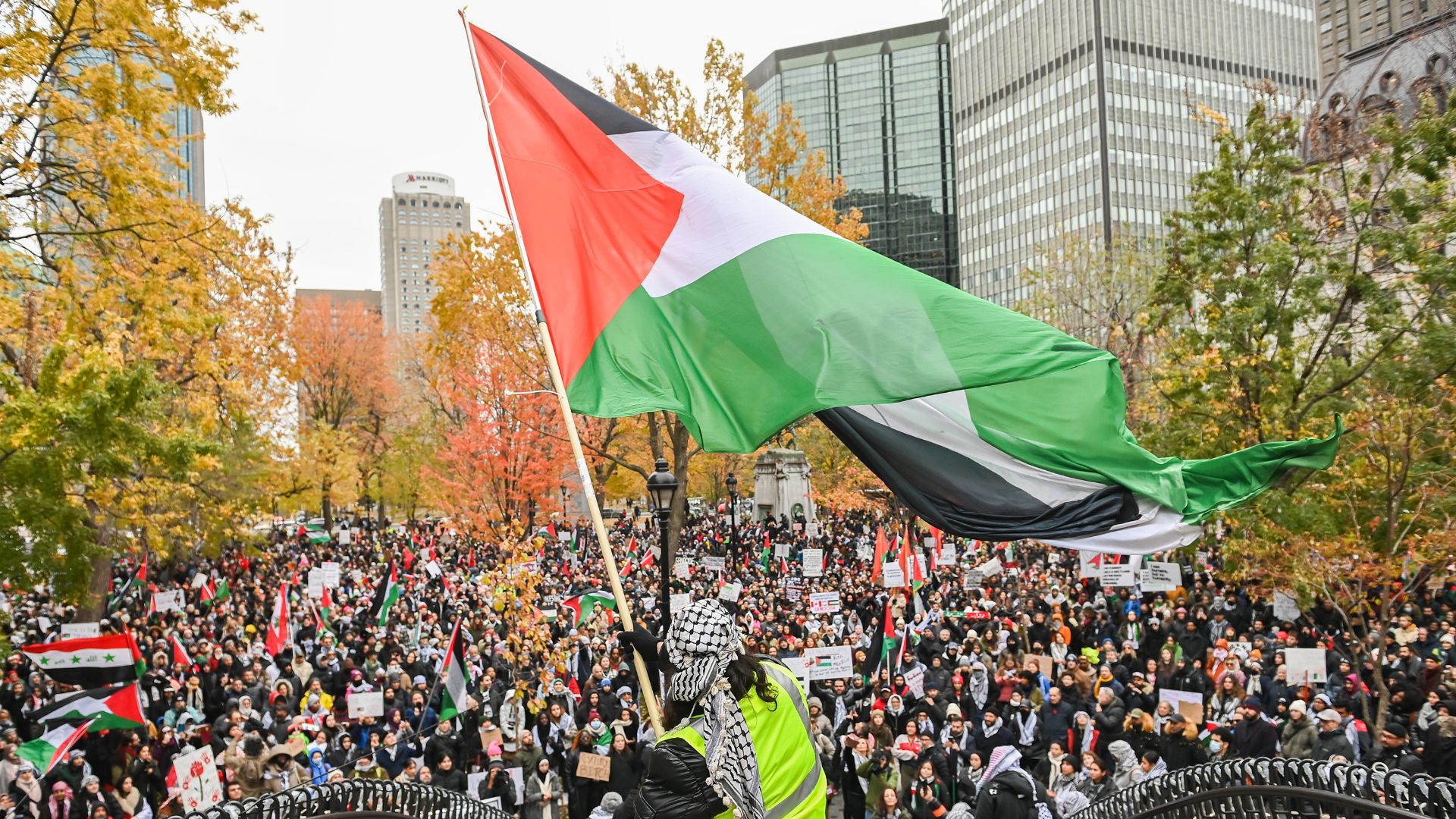 Des milliers de manifestants pro-Palestiniens marchent dans les rues de la Ville de Montréal, dimanche.
