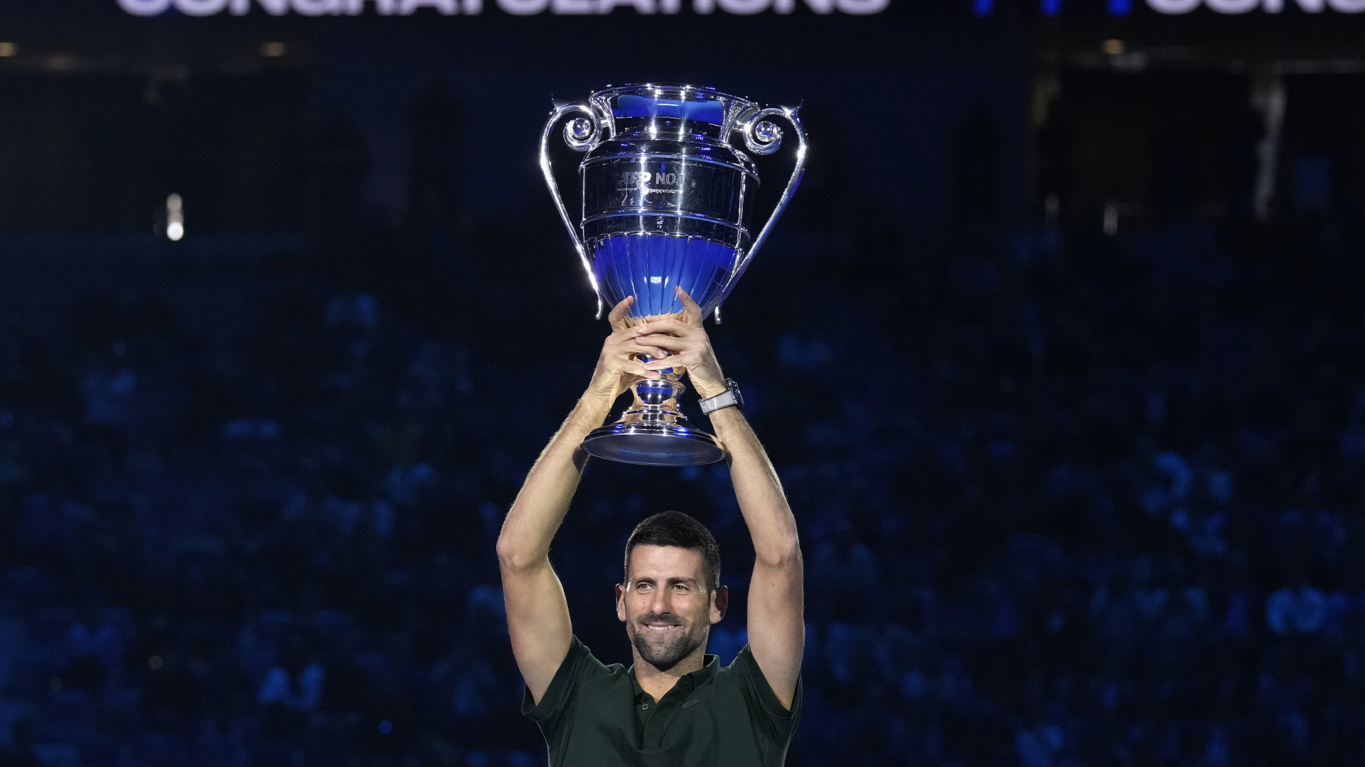 Le Serbe Novak Djokovic détient le trophée du meilleur joueur mondial de l'ATP lors des finales de l'ATP World Tour, au Pala Alpitour, à Turin, en Italie, le lundi 13 novembre 2023. Djokovic a reçu le trophée pour avoir terminé l'année au premier rang. 