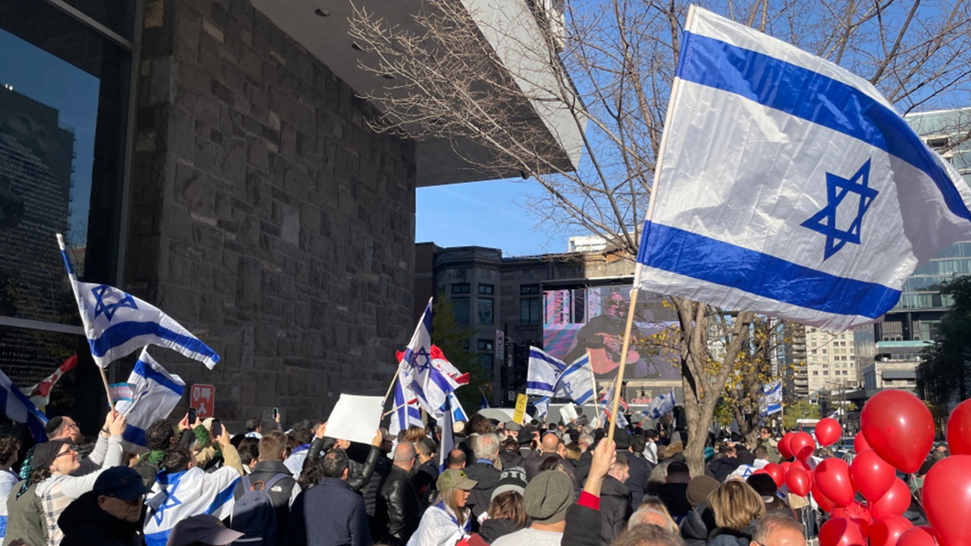 Des personnes assistent à une manifestation pro-israélienne dans le centre-ville de Montréal le 16 novembre 2023. 