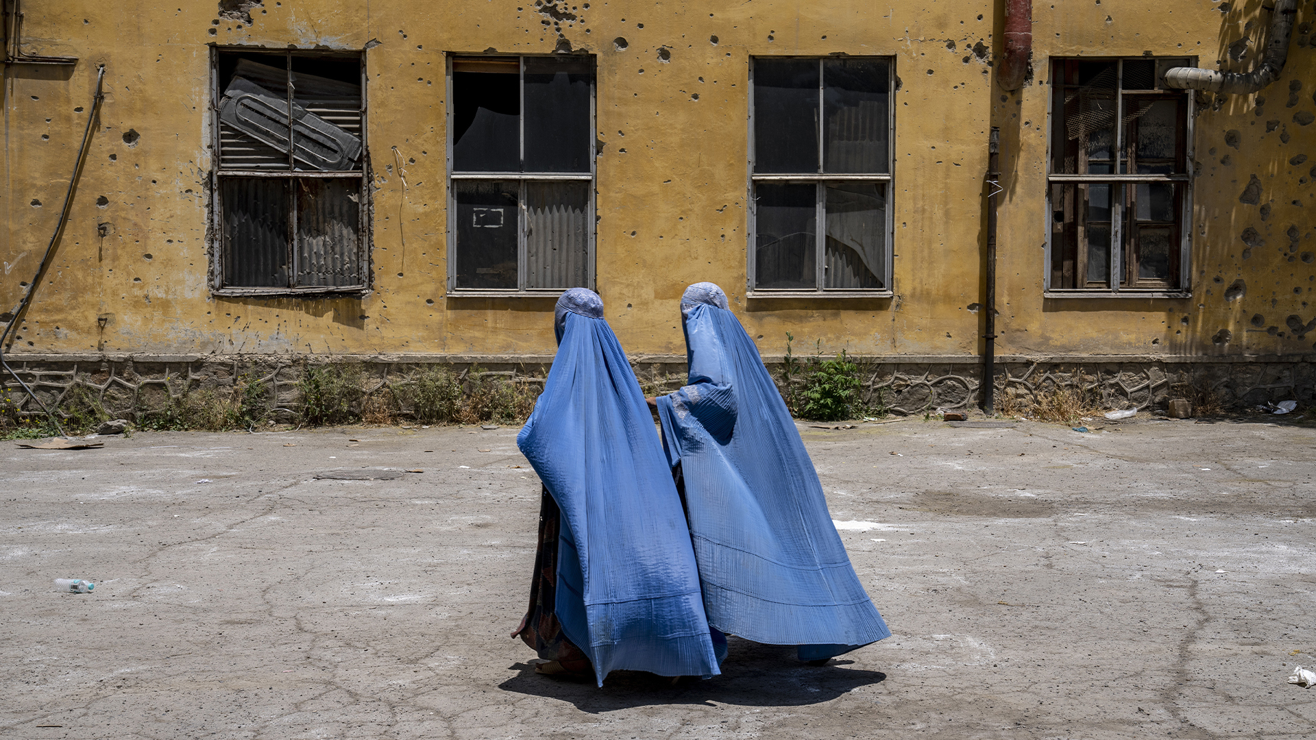 Des femmes afghanes attendent de recevoir des rations alimentaires distribuées par un groupe d'aide humanitaire, à Kaboul, en Afghanistan, le 28 mai 2023. 