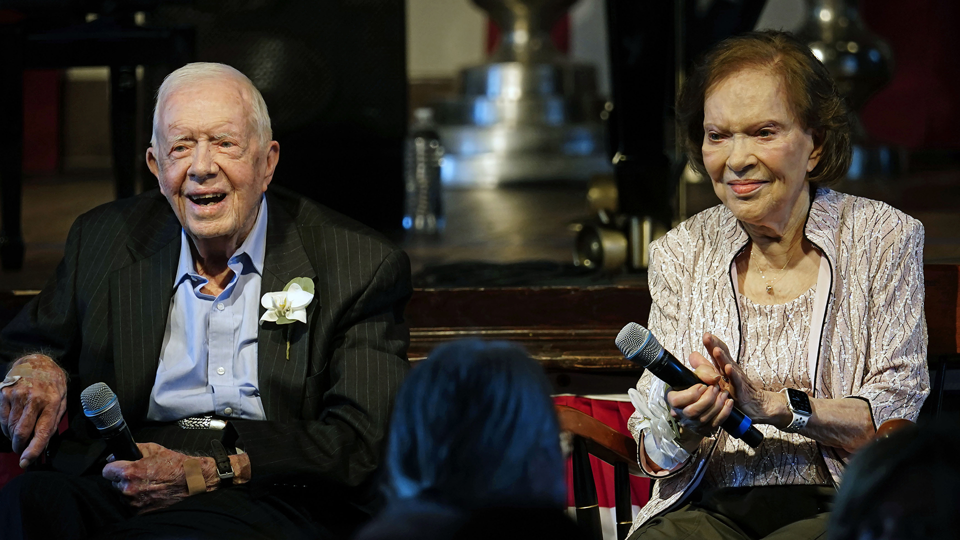 L'ancien président Jimmy Carter et son épouse Rosalynn Carter, sont assis lors d'une réception organisée pour célébrer leur 75e anniversaire de mariage, le 10 juillet 2021, à Plains.