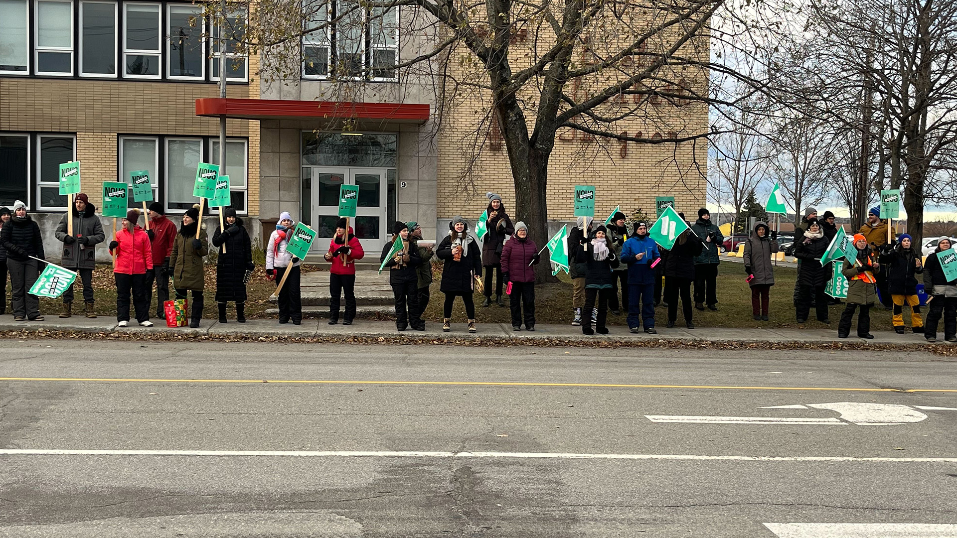Une cinquantaine d'enseignantes et d'enseignants de l'école Élisabeth Turgeon à Rimouski manifestaient mardi matin 21 novembre 2023 devant l'établissement.