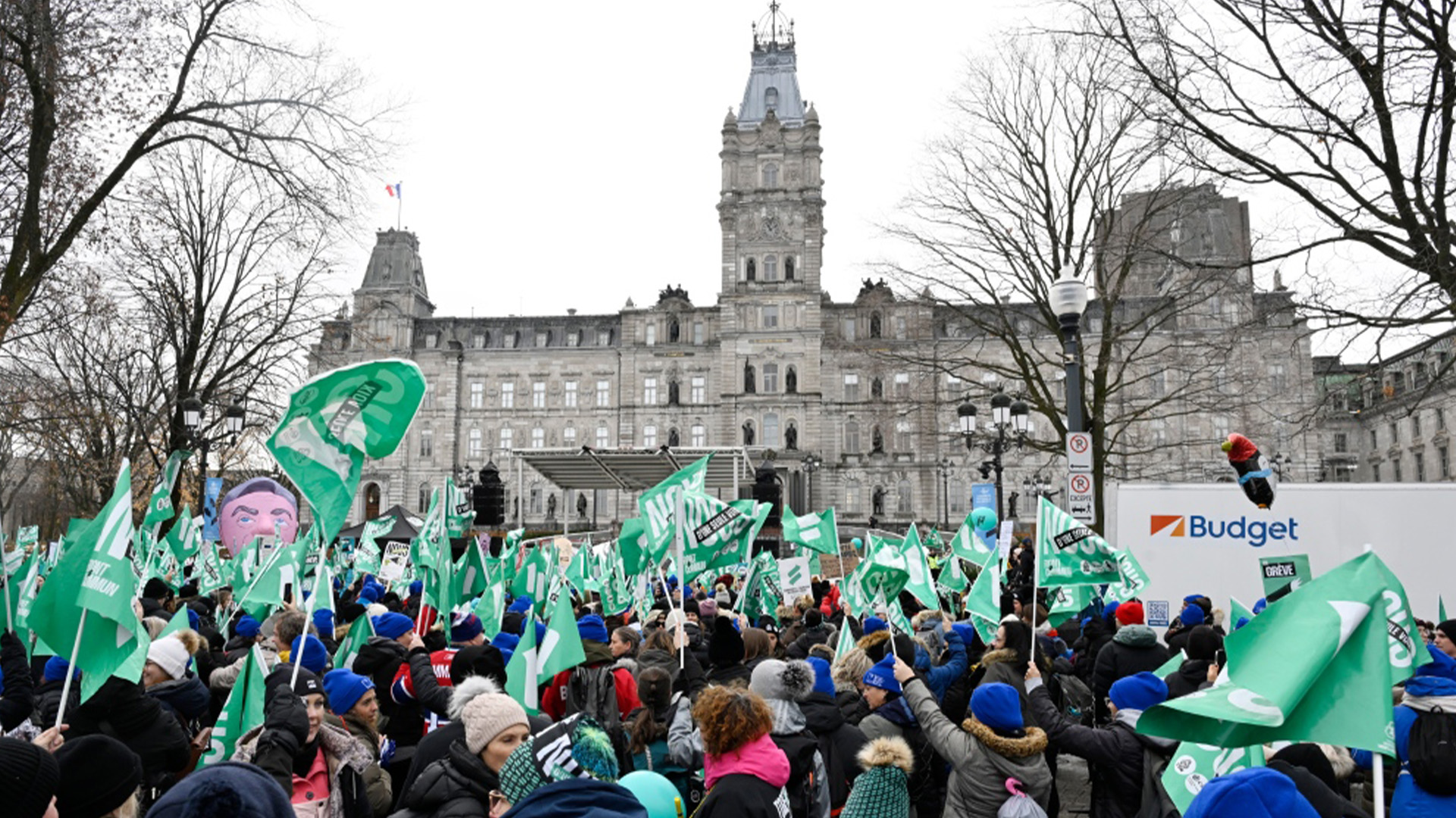 Des milliers de personnes du front commun syndical se sont rassemblées pour manifester, le jeudi 23 novembre 2023 à l'Assemblée nationale à Québec.