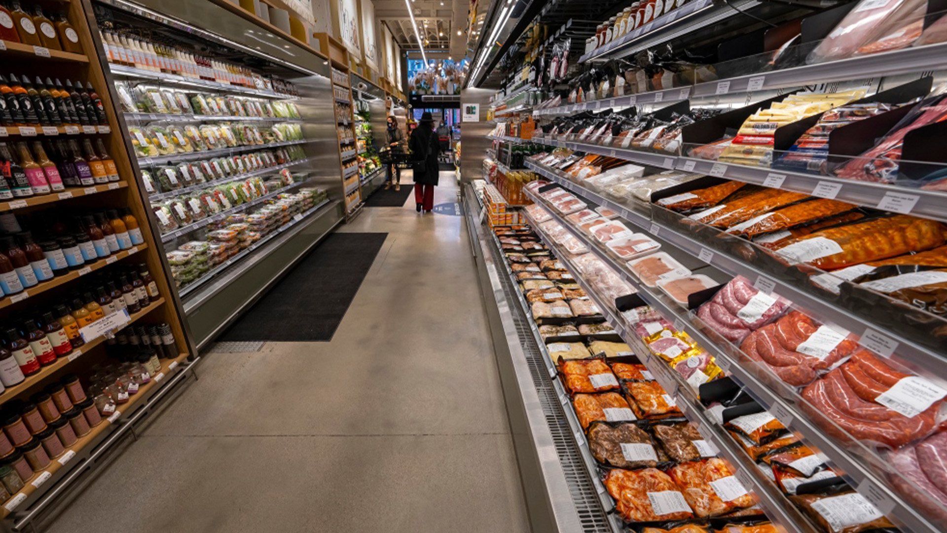 Des produits d'épicerie sont présentés au marché Summerhill à Toronto, le mercredi 2 février 2022.