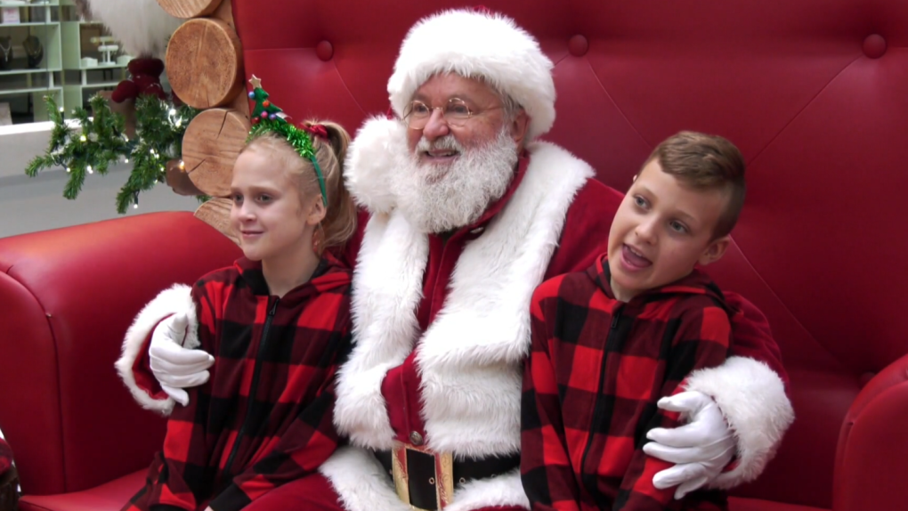 Les deux enfants de Lisa Mancini ont pu rencontrer le Père Noël grâce à cette initiative.