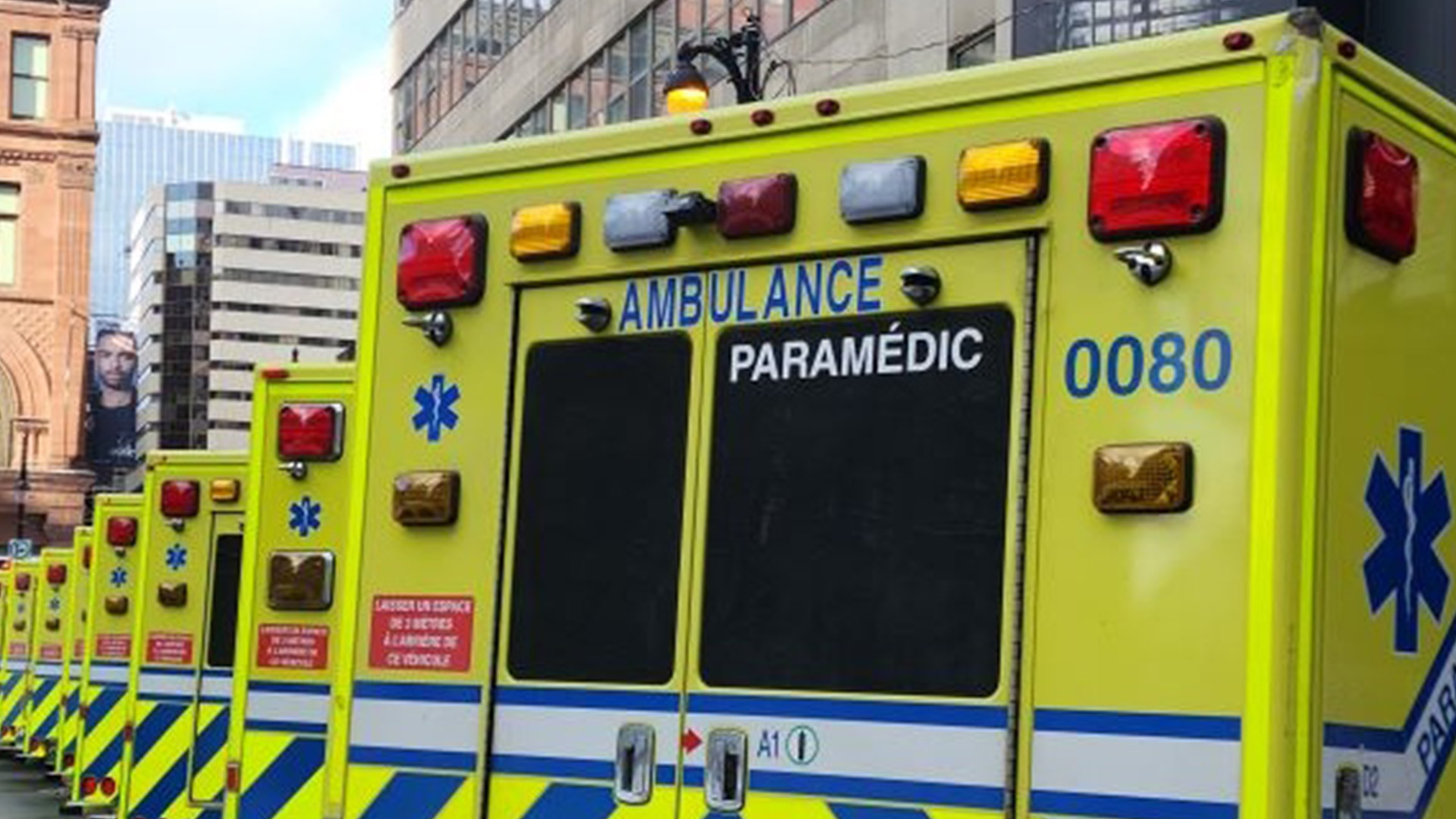 Des ambulances sont garées au centre-ville de Montréal le samedi 19 novembre 2022.