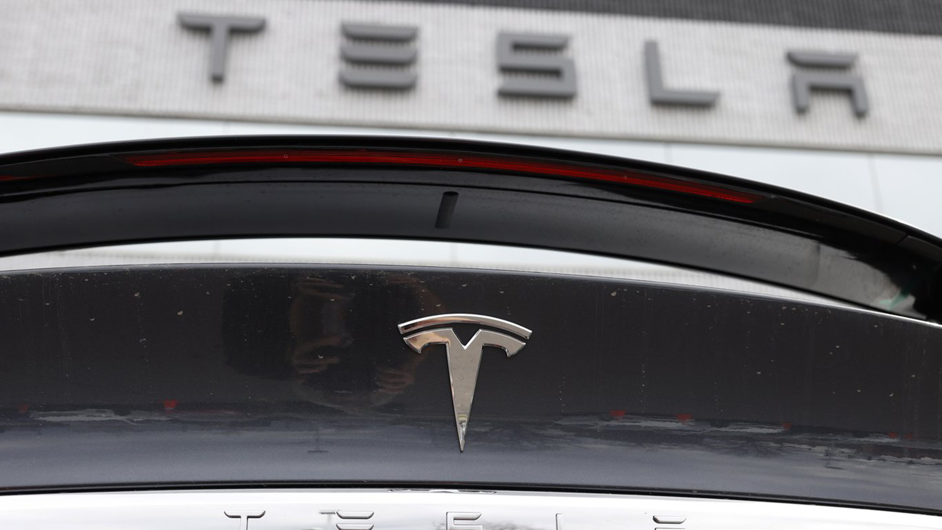 Le fabricant automobile américain Tesla rappelle plus de deux millions de véhicules pour réparer un système défectueux censé garantir que les conducteurs sont attentifs lorsqu'ils utilisent le pilote automatique. 