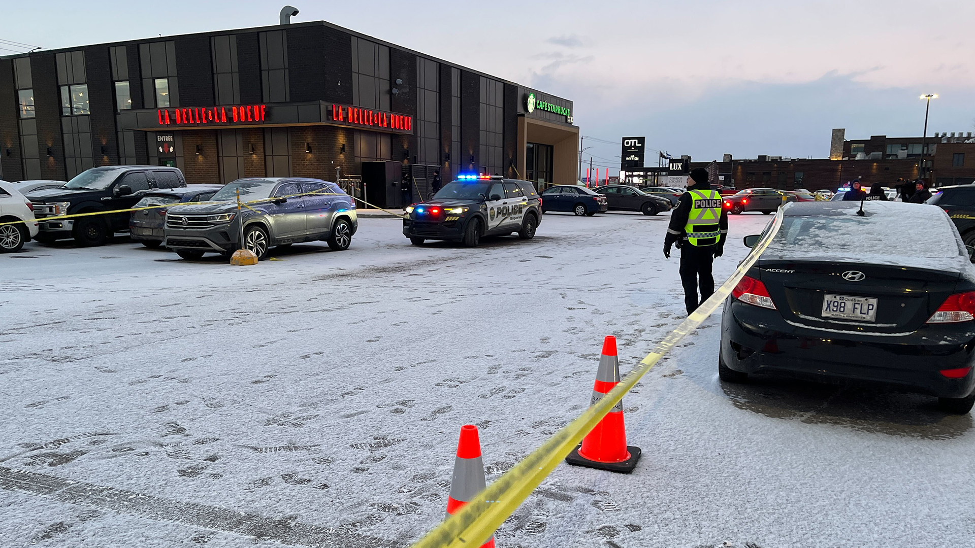 La police de Saguenay a érigé un périmètre de sécurité autour du restaurant La Belle et la Boeuf à Chicoutimi où a eu lieu une agression armée avec blessée, le 20 décembre 2023.