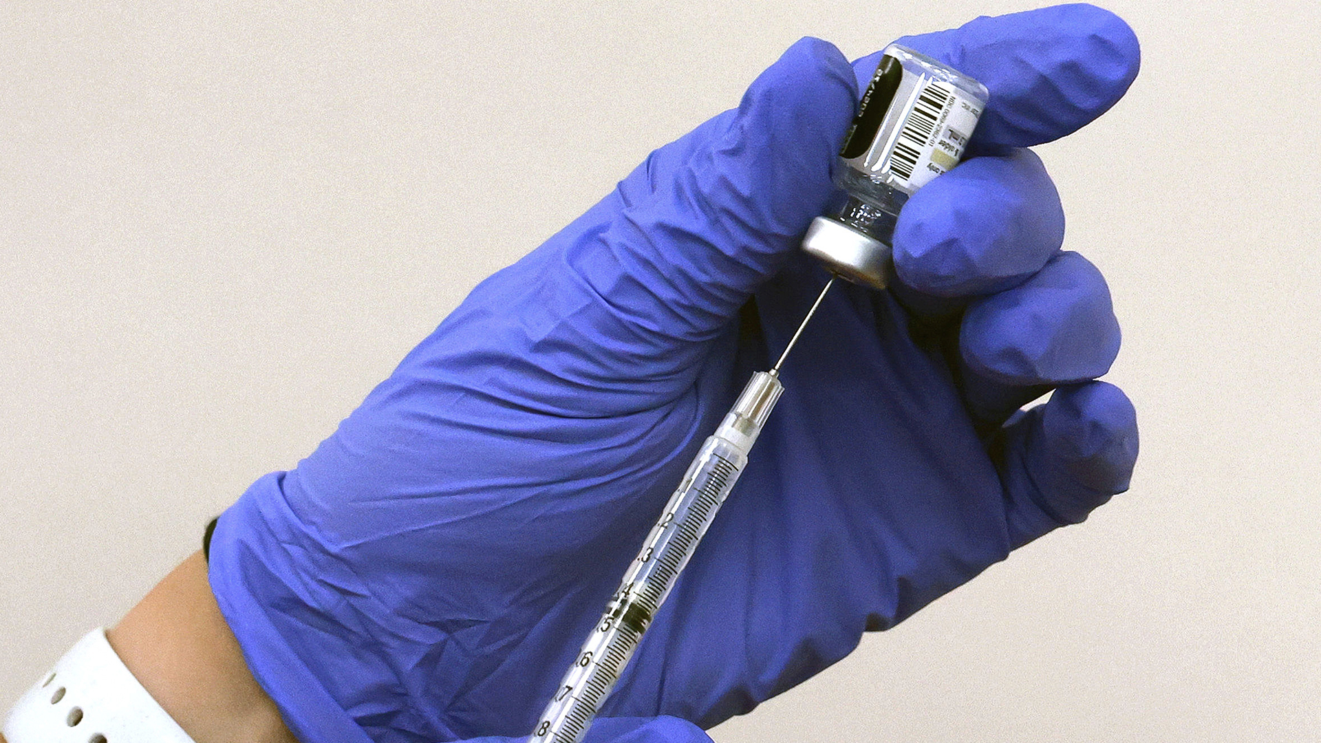 Un pharmacien prépare une dose de rappel du vaccin de Pfizer contre la COVID-19 à Orlando, en septembre 2023 en Floride.