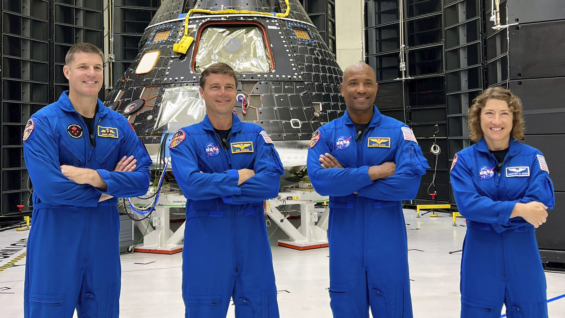 Cette photo postée sur X, anciennement connu sous le nom de Twitter, le mardi 8 août 2023, montre les astronautes, de gauche à droite, Jeremy Hansen, Reid Wiseman, Victor Glover et Christina Koch. Les quatre astronautes, qui devait s'envoler vers la Lune en 2024, ont pu voir pour la première fois leur vaisseau spatial, la capsule Orion, en arrière-plan, lors d'une visite au Centre spatial Kennedy de Floride. THE CANADIAN PRESS/AP-NASA via AP