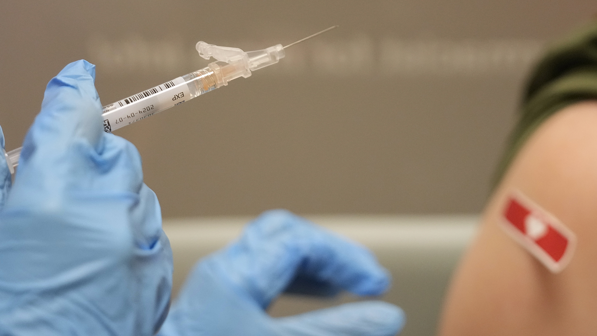 Un vaccin de Moderna contre la COVID-19 administré au Texas, en septembre 2023.