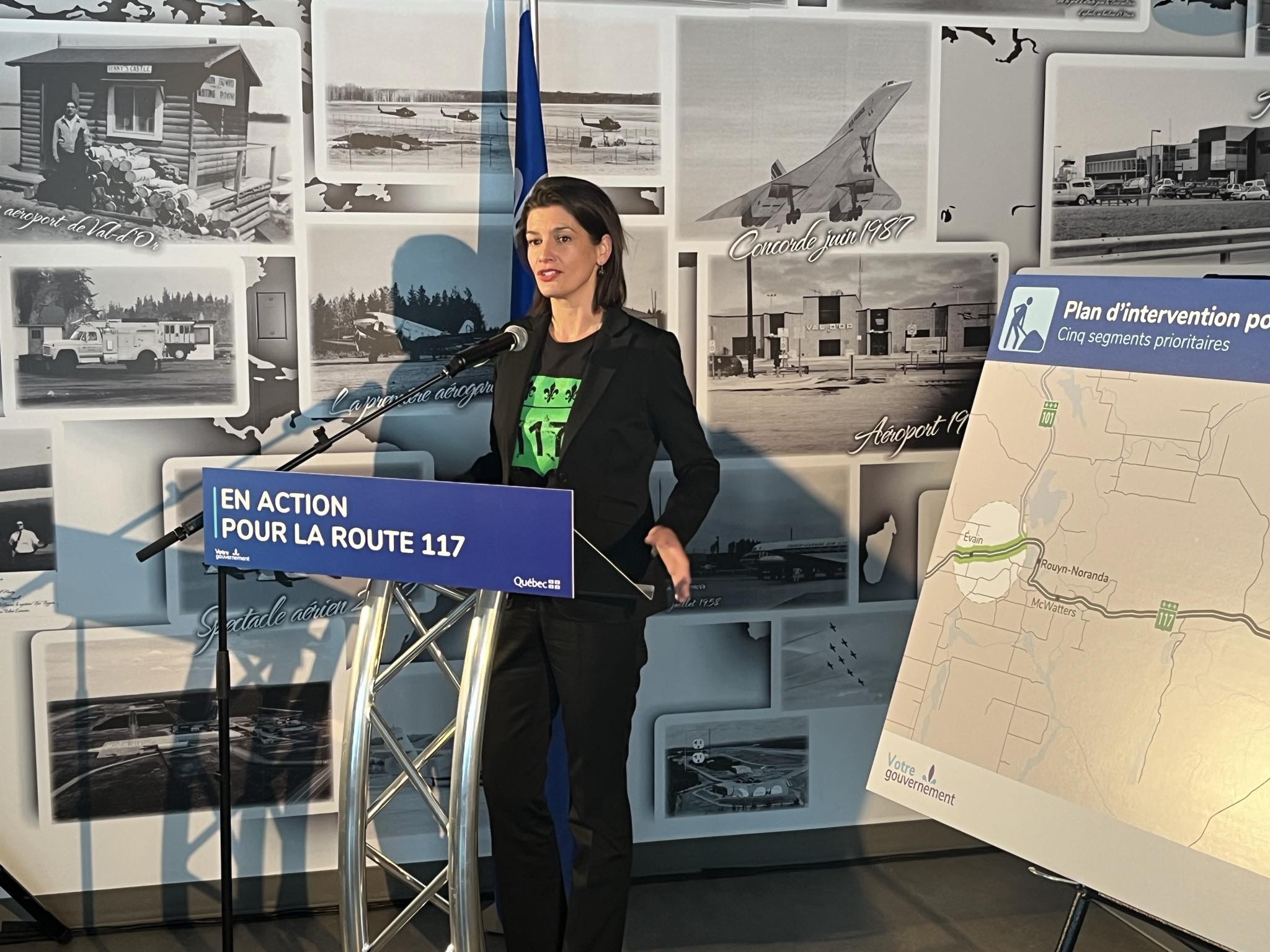 La ministre des Transports, Geneviève Guilbault, a fait l'annonce en arborant son chandail de la route 117.