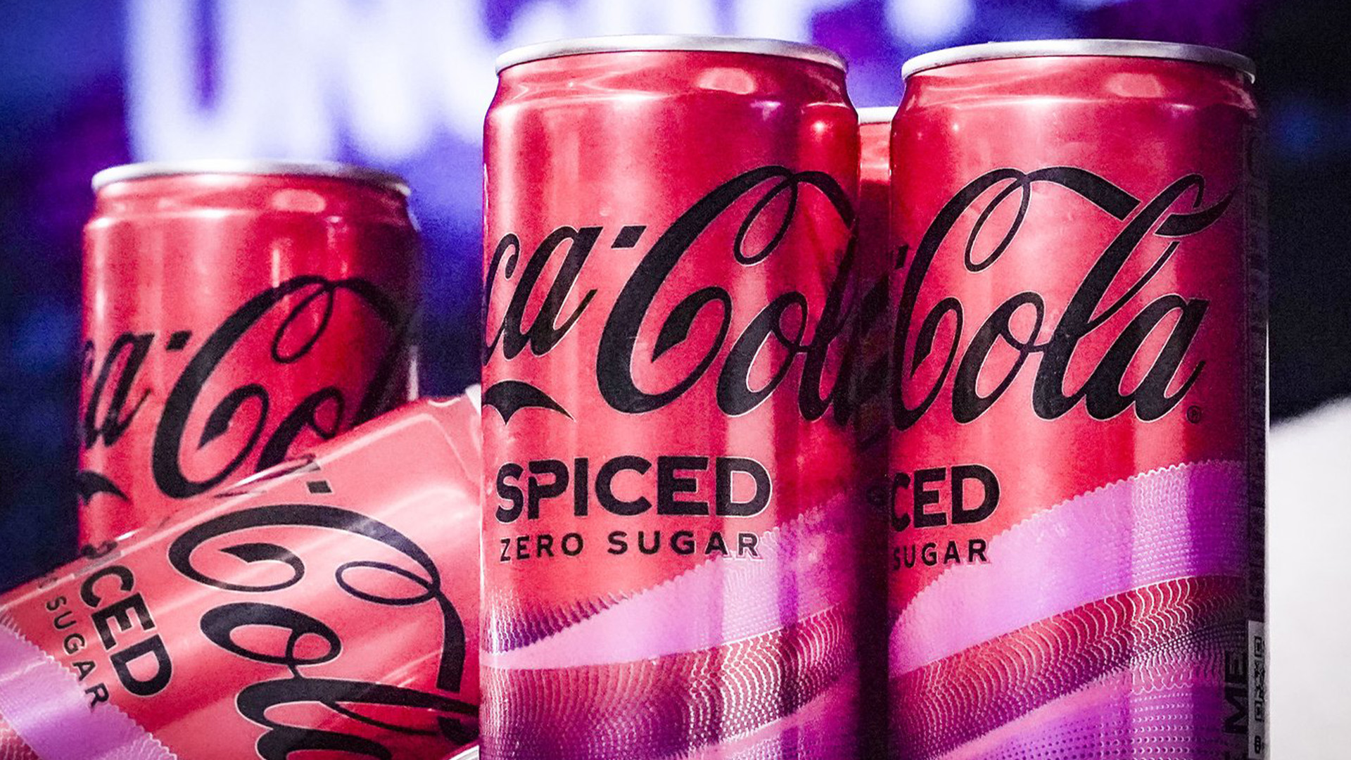 Les canettes de Coca-Cola Spiced, la première nouvelle offre permanente de la société de boissons à son portefeuille nord-américain en trois ans, sont présentées lors d'un événement médiatique en direct, le mardi 6 février 2024, à New York.