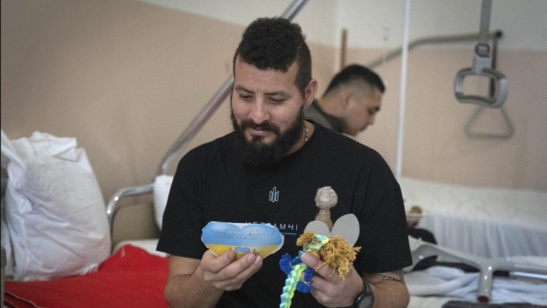 Un mercenaire colombien qui se fait appeler Checho sourit après avoir reçu des cadeaux de la part d'enfants.