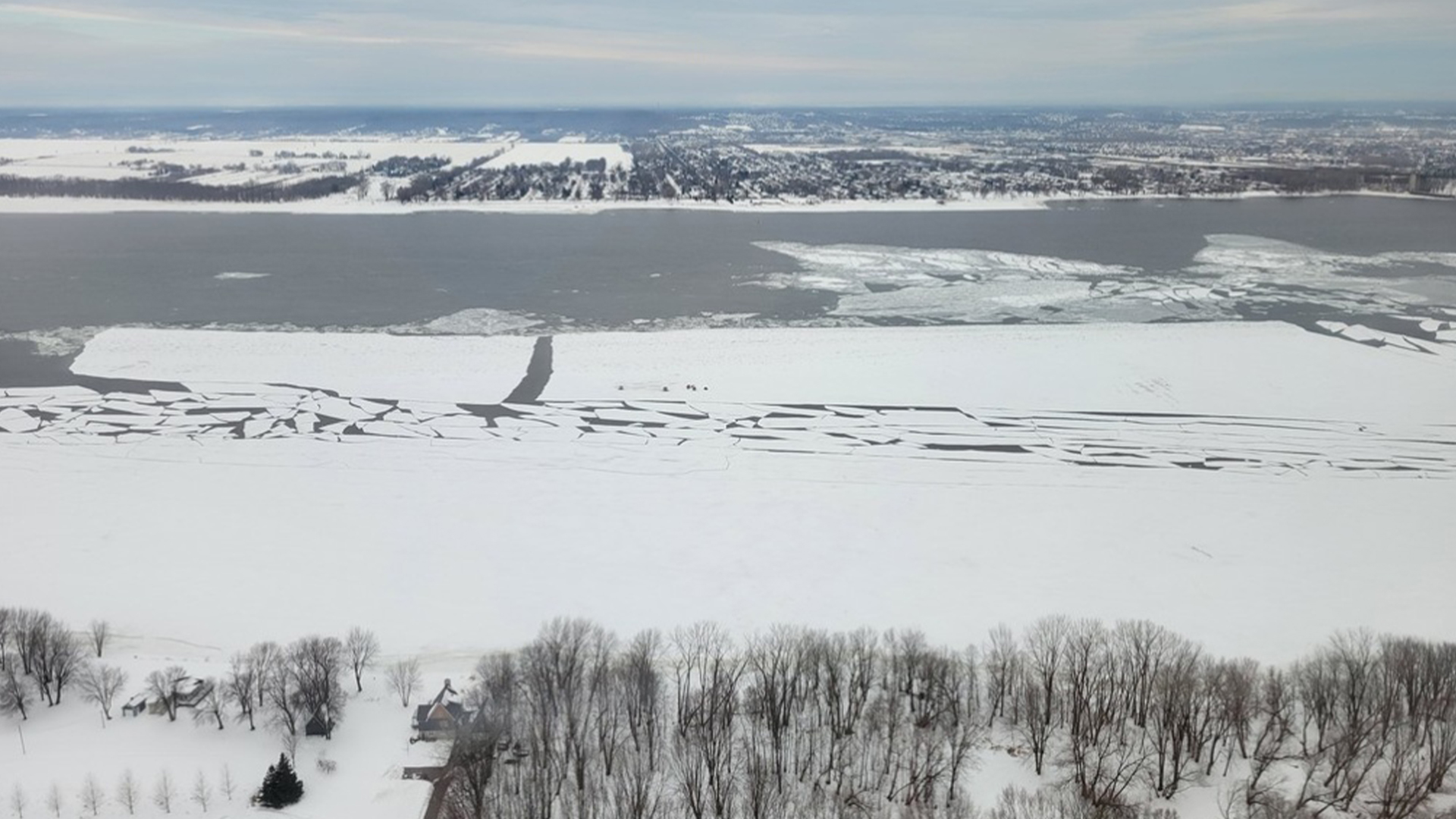 La Garde côtière canadienne rappelle aux Québécois de ne pas s'aventurer sur la glace du fleuve Saint-Laurent en raison des températures chaudes.