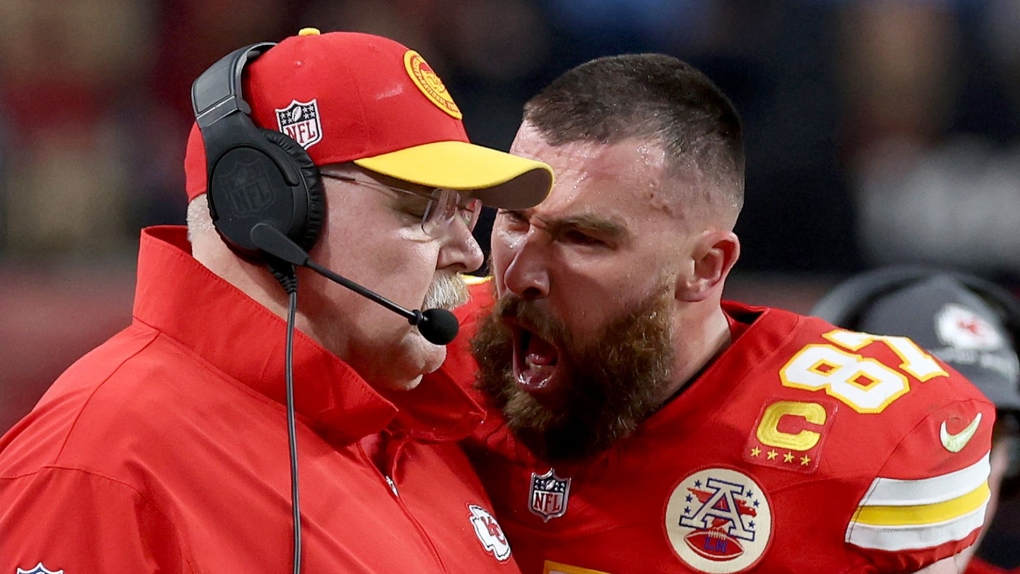 L’altercation entre l’entraîneur des Chiefs de Kansas City, Andy Reed, et son ailier rapproché Travis Kelce durant la première demie du Super Bowl LVIII dimanche a enflammé la toile.