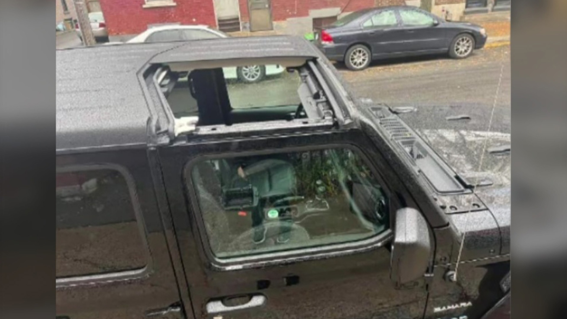 Une partie du toit de cette Jeep a été arrachée lors d'une tentative de vol à Montréal.