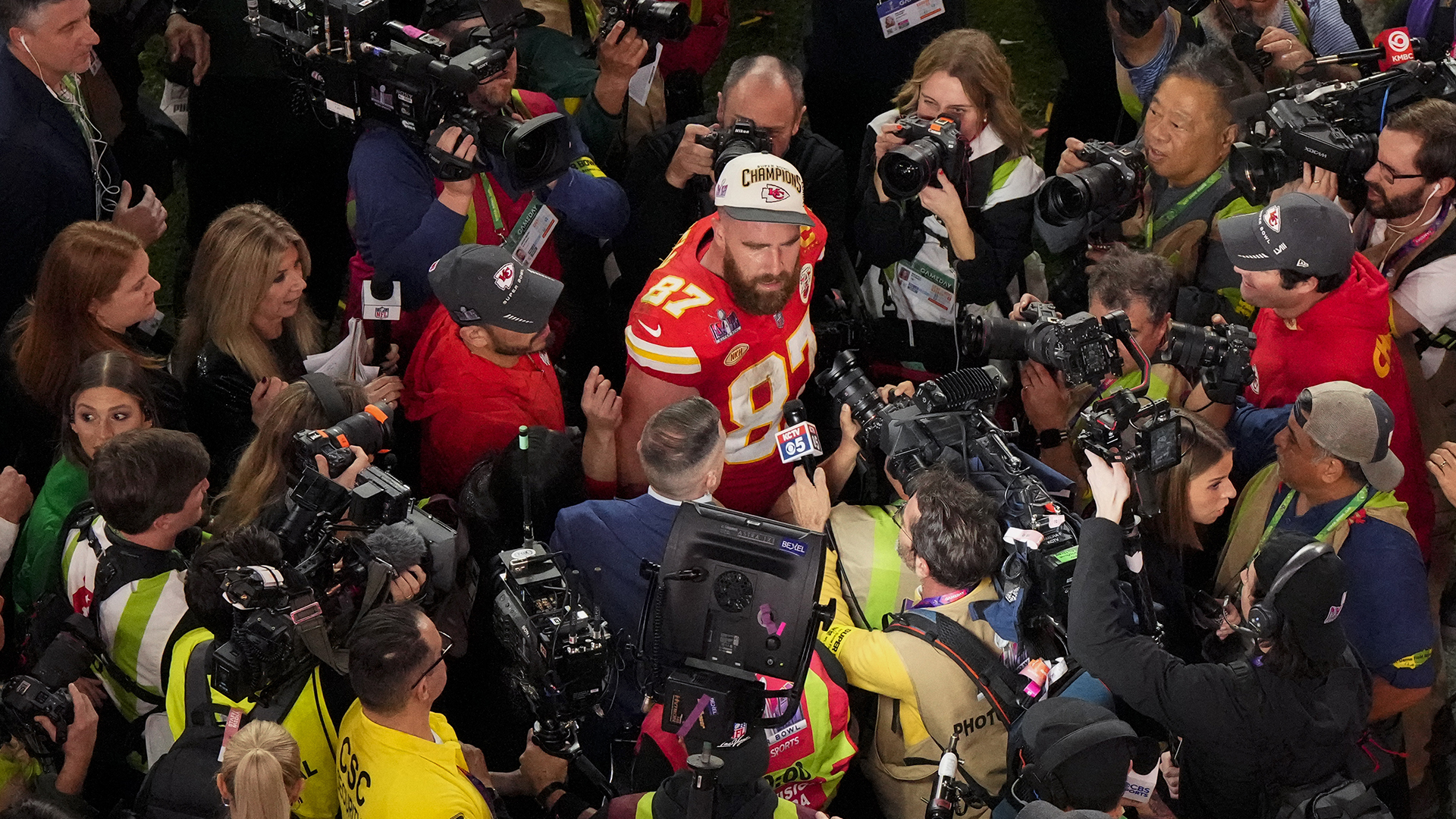 L'ailier rapproché Travis Kelce entouré de représentants des médias après la victoire des Chiefs de Kansas City au Super Bowl LVIII à Las Vegas, le 11 février 2024.