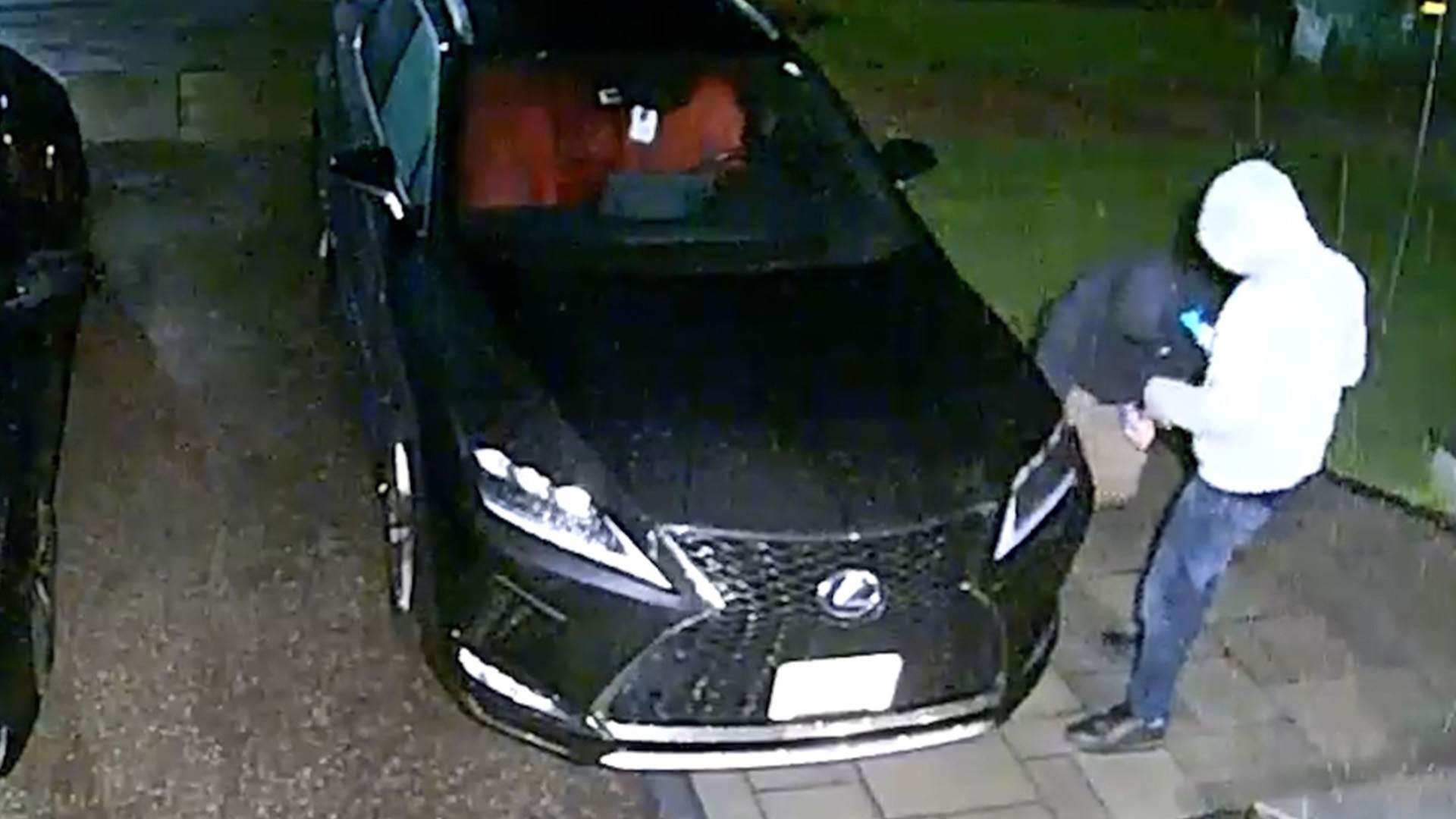 Deux personnes tentant de s'emparer d'une voiture à Pickering (Ontario), filmées par une caméra de sécurité.