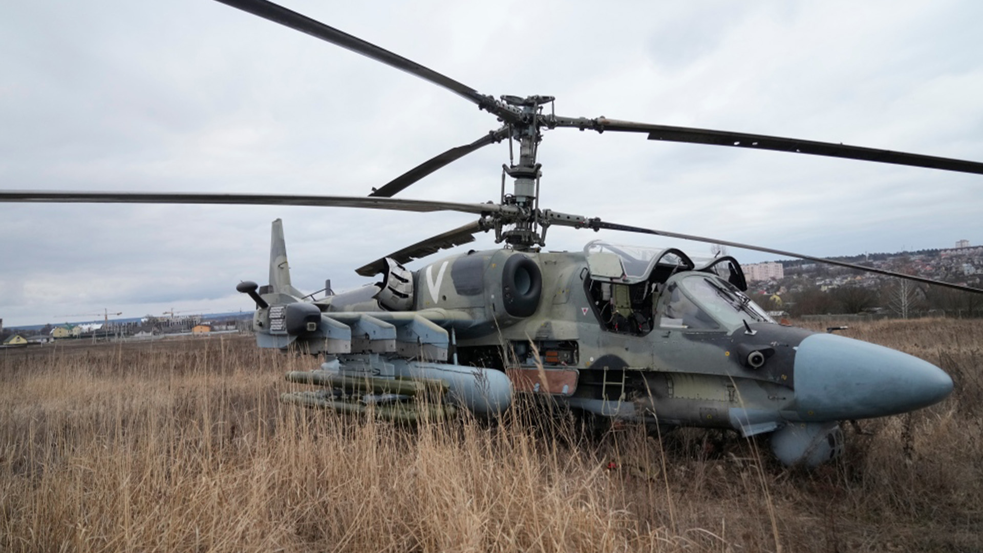 Un hélicoptère de combat russe Ka-52 est vu sur le terrain après un atterrissage forcé à Kyiv, en Ukraine, le jeudi 24 février 2022. Comme le décrivent la plainte et d'autres documents déposés au tribunal, certains des composants électroniques et des circuits intégrés de la même marque, du même modèle et du même numéro de pièce qui auraient été expédiés par les accusés par l'intermédiaire de SH Brothers ont été trouvés dans des plates-formes d'armes et des équipements de renseignement d'origine électromagnétique russes saisis en Ukraine, notamment des hélicoptères KA-52. 
