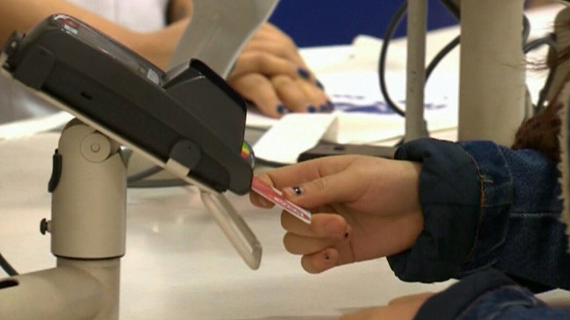 Un homme de l'Ontario a été choqué d'apprendre qu'il devait payer 5 700 dollars de frais frauduleux imputés à sa carte de crédit perdue.