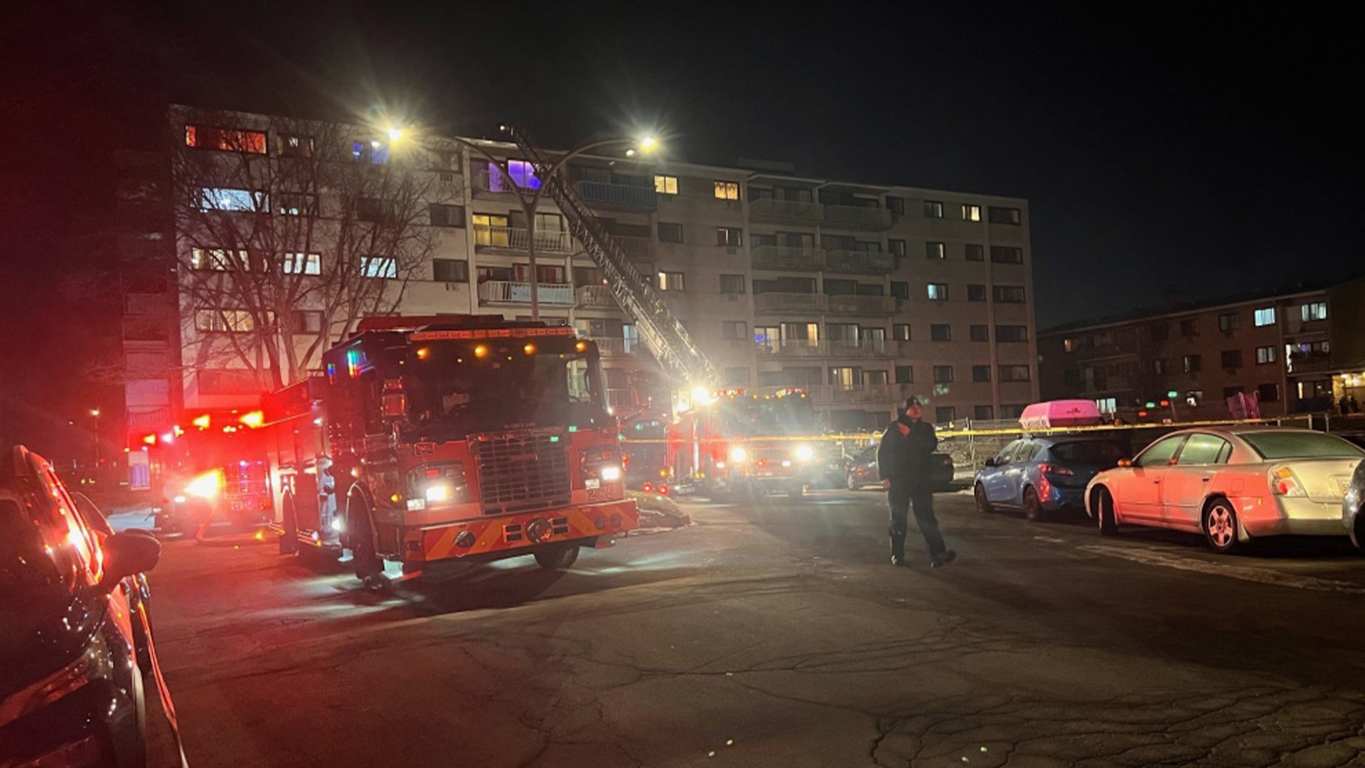 Des pompiers interviennent dans un incendie d'immeuble à appartements au 30, Place de la Côte Vertu à Ville St-Laurent, le lundi 12 février 2024.