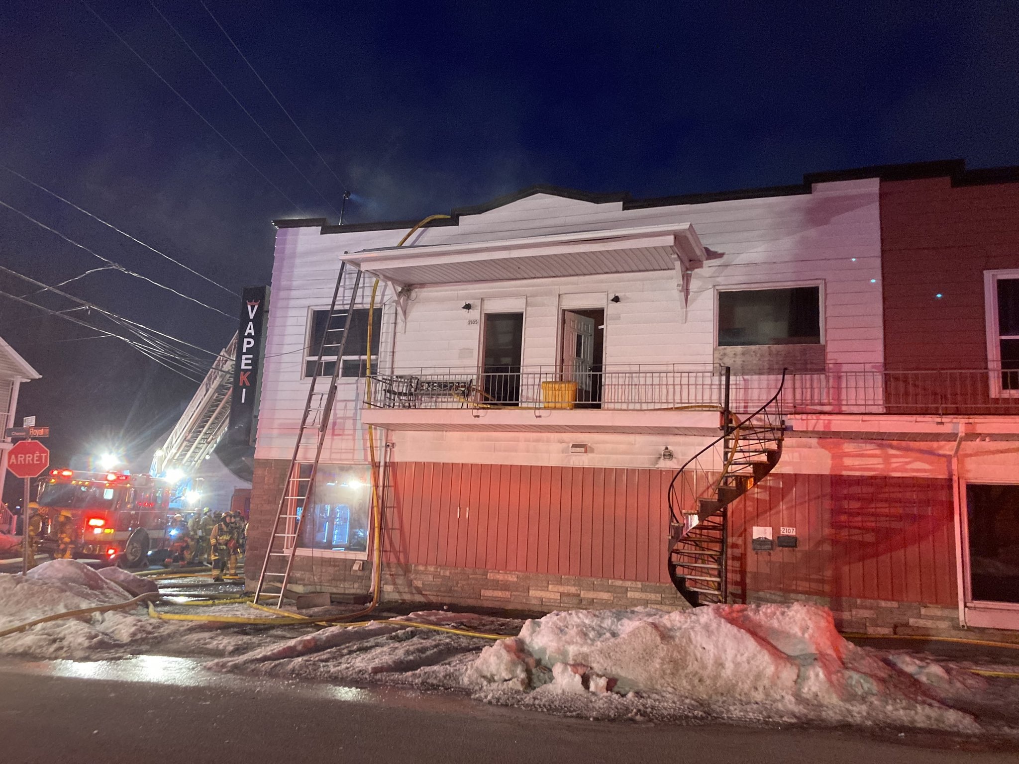 Un immeuble résidentiel et commercial de Beauport endommagé par un incendie.