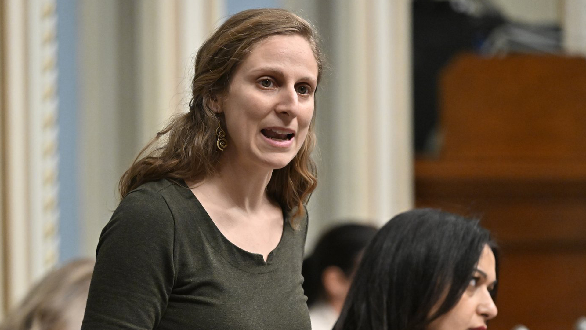 La députée de Québec solidaire Christine Labrie lors de la période de questions, le 28 mars 2023 à l'Assemblée législative de Québec.