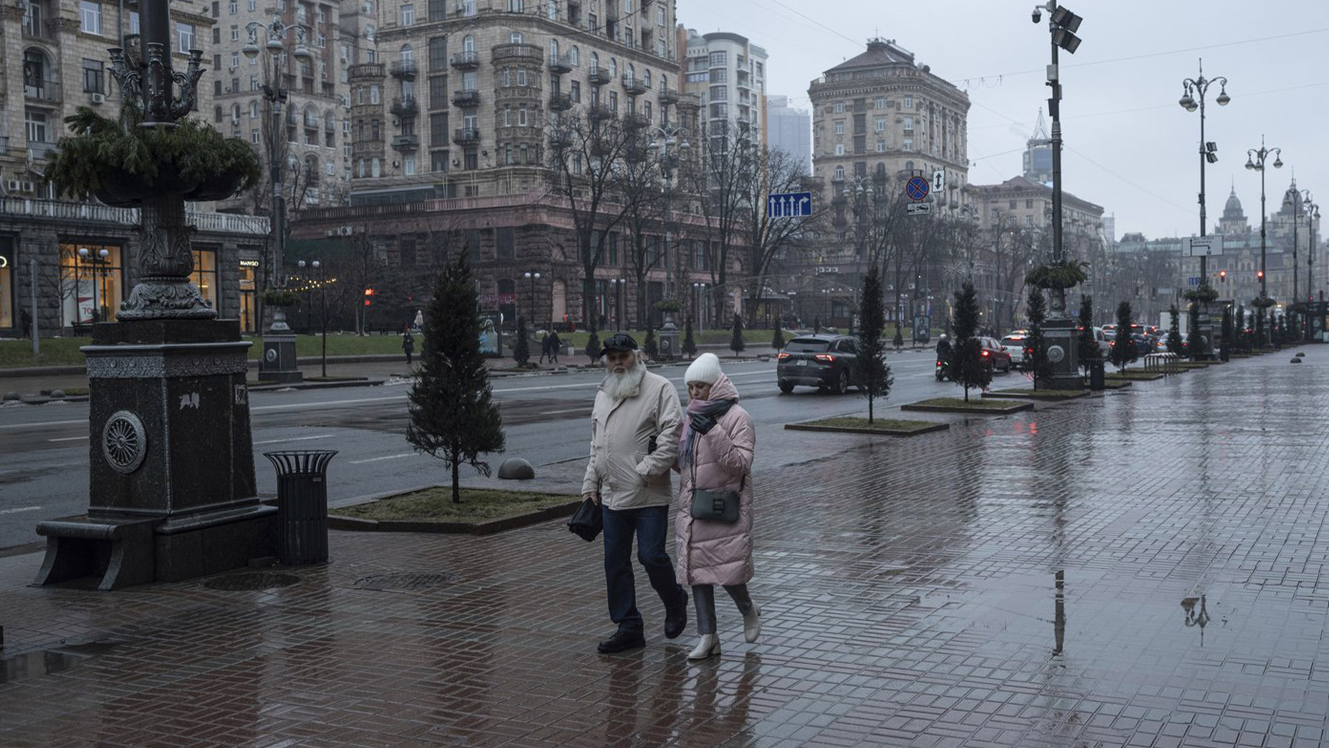 Des personnes marchent dans la rue Khreschatyk à Kiev, en Ukraine, le 26 janvier 2024.