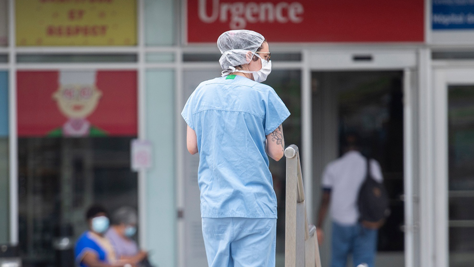 Une travailleuse de la santé à l'extérieur d'un hôpital à Montréal, le jeudi 14 juillet 2022.