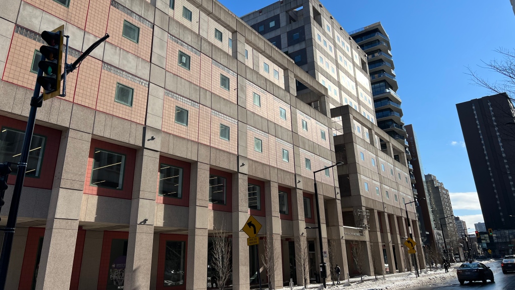 L'Université Concordia et l'Université McGill poursuivent le gouvernement du Québec au sujet de l'augmentation des frais de scolarité qui affecterait les étudiants étrangers et ceux de l'extérieur de la province qui étudient au Québec. 