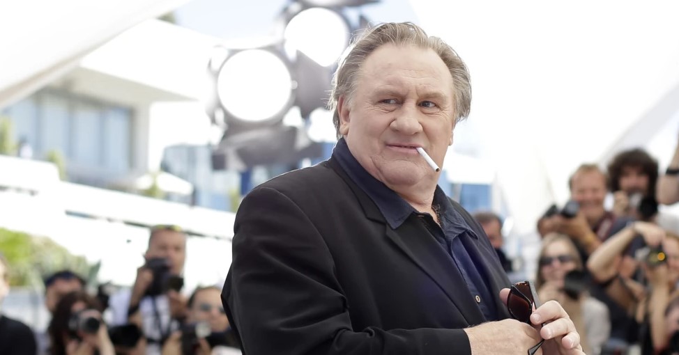 L'acteur Gérard Depardieu pose pour les photographes au 68e festival international du film de Cannes, le 22 mai 2015.