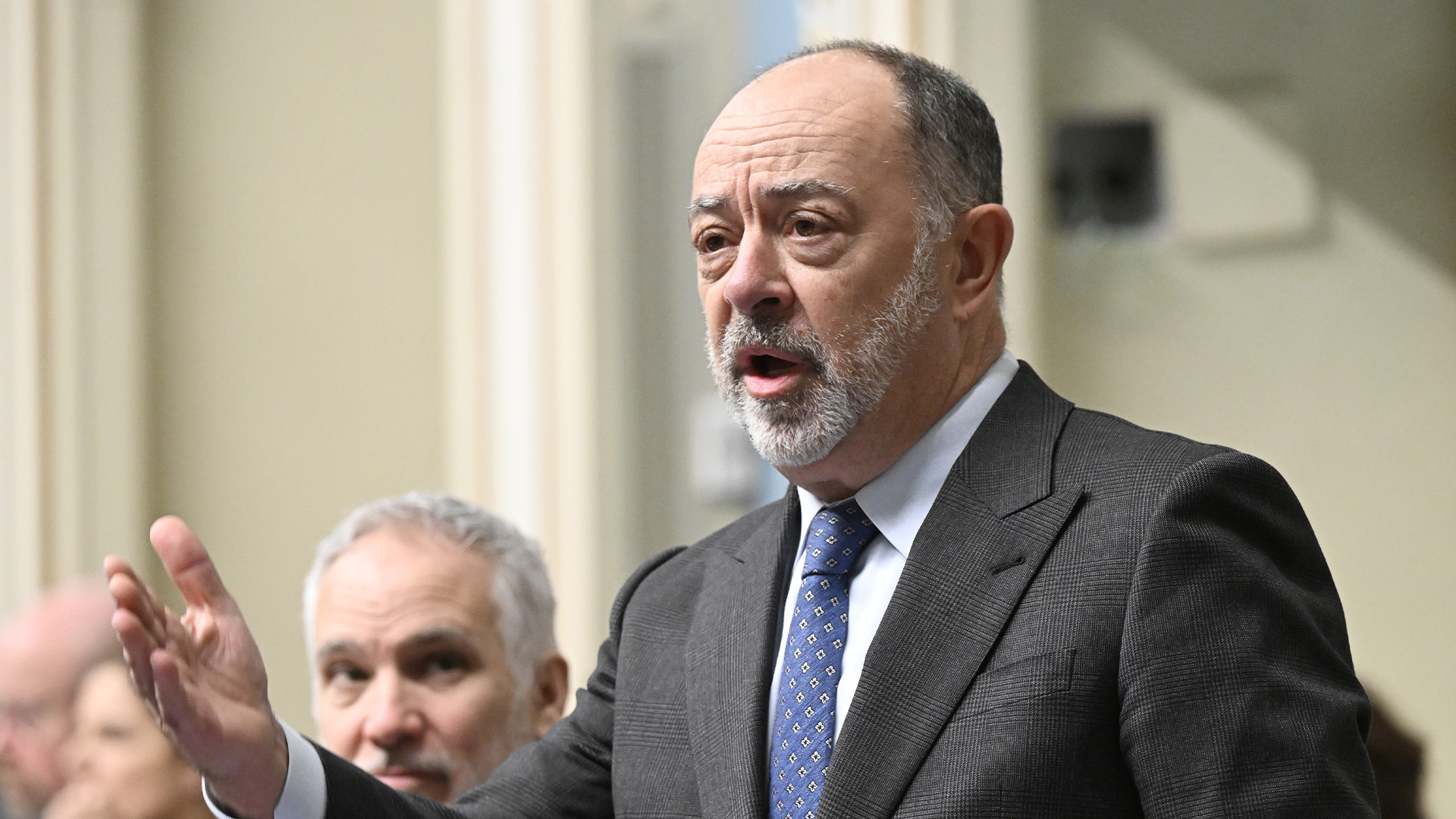Le ministre de la Santé du Québec, Christian Dubé, répond à l'opposition lors de la période des questions, le vendredi 8 décembre 2023, à l'Assemblée législative de Québec.