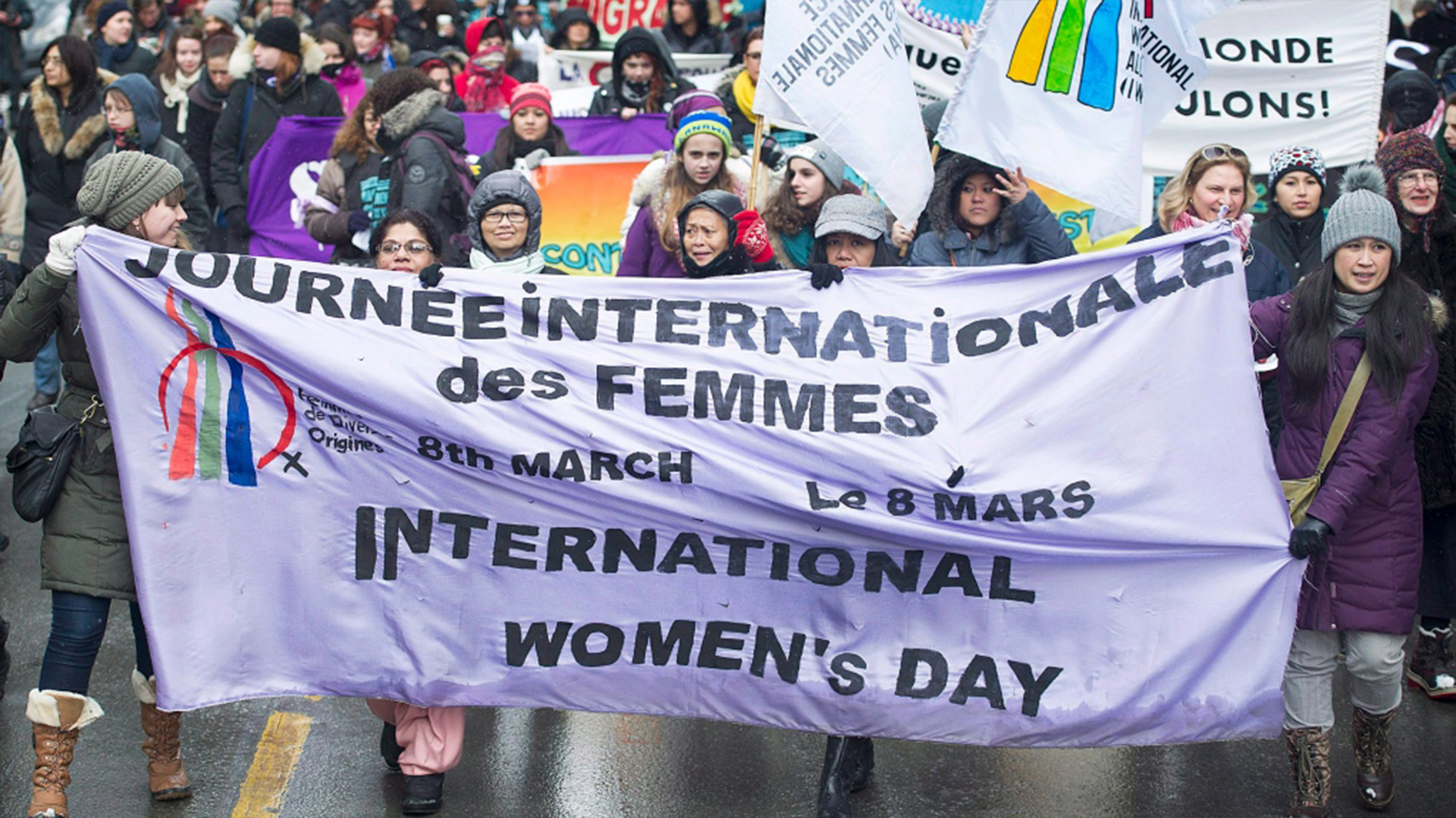 Des gens défilent à Montréal, le 8 mars 2015, pour souligner la Journée internationale de la femme.