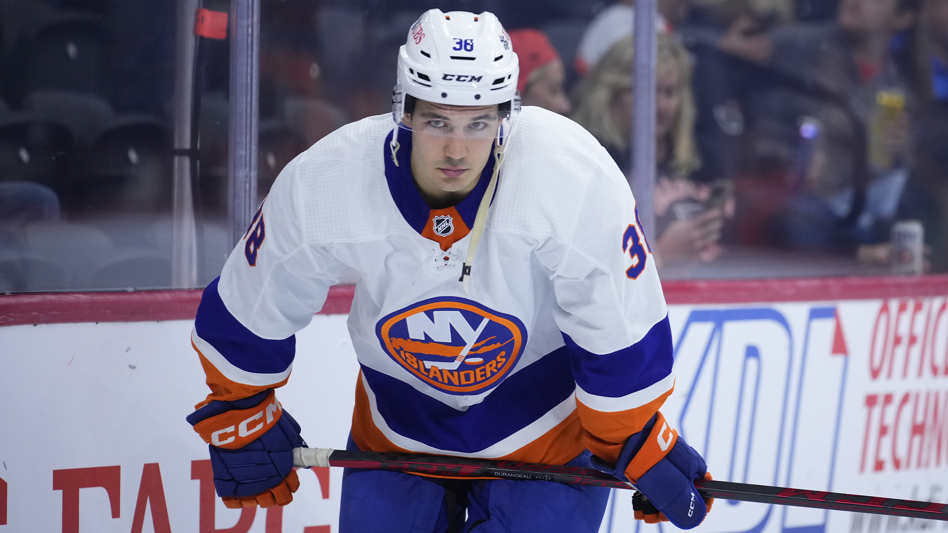 Arnaud Durandeau des Islanders de New York joue un match de hockey de pré-saison de la NHL, jeudi 5 octobre 2023.