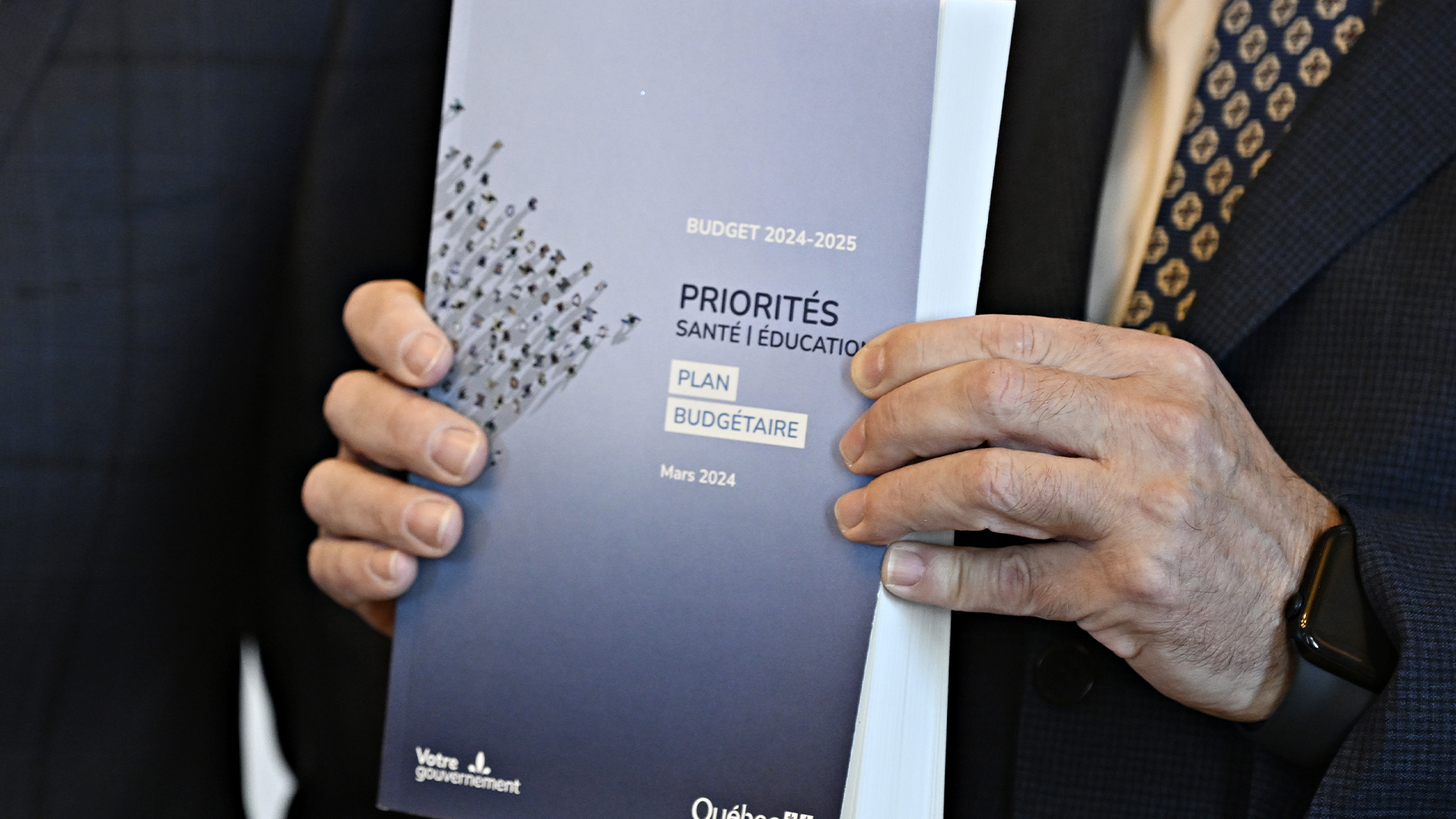Une copie du budget provincial est montrée dans les mains du premier ministre du Québec, François Legault, le mardi 12 mars 2024 au bureau du premier ministre à Québec.