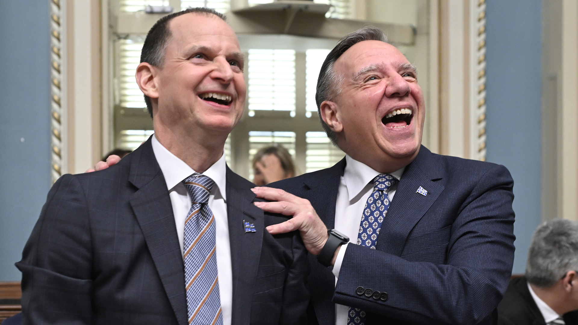 Eric Girard (à gauche), ministre des Finances, et le premier ministre François Legault à l'Assemblée nationale le 12 mars 2024 lors du dépôt du budget du Québec.