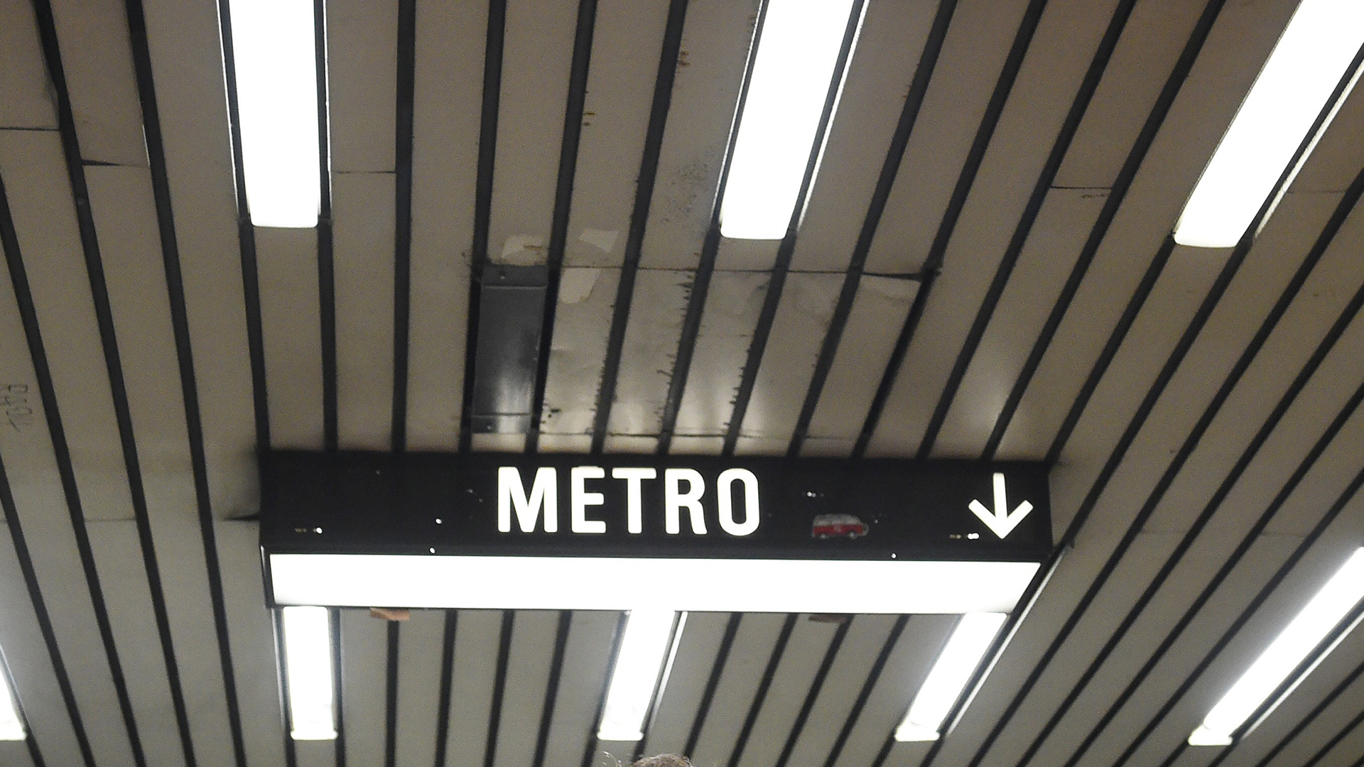 Un panneau indicateur à l'entrée d'une station du métro de Montréal en 2019.