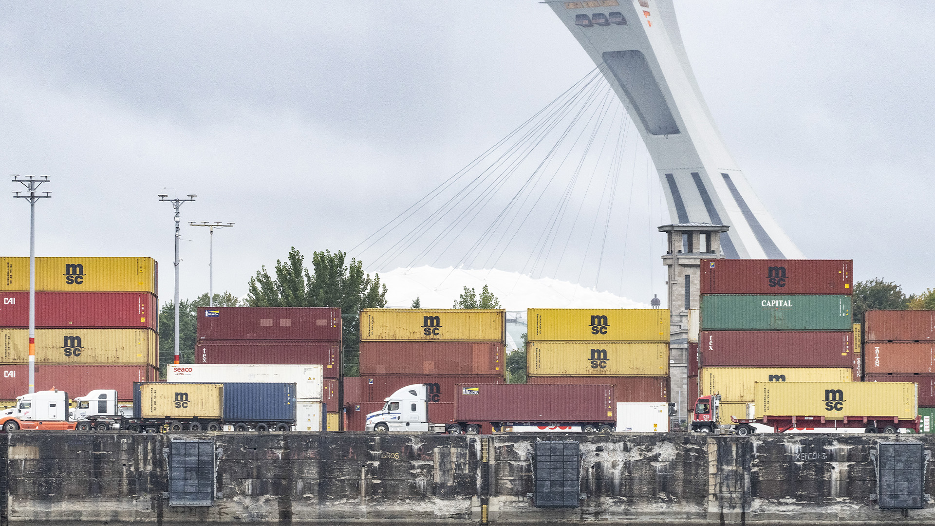 Des camions transportant des conteneurs d'expédition traversent le port de Montréal, le mardi 19 septembre 2023.
