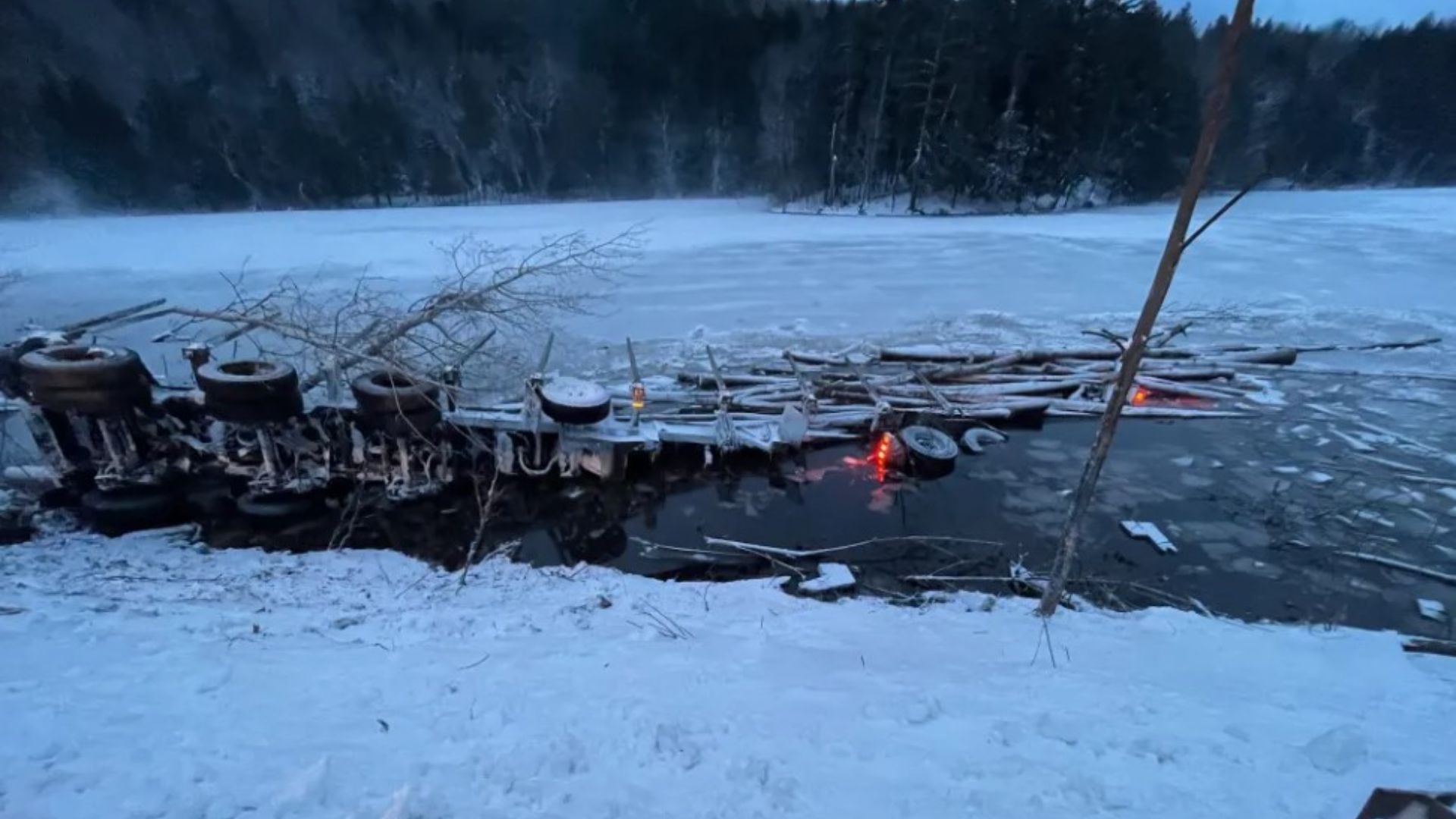 Un camionneur québécois perd la vie dans un accident dans le Maine